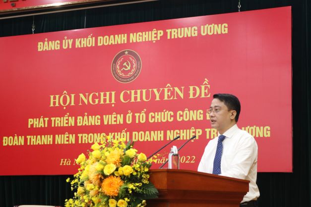 Đồng chí Vũ Trí Thắng, Ủy viên Ban Chấp hành Đảng bộ Khối, Trưởng Ban Dân vận Đảng uỷ Khối báo cáo tóm tắt  kết quả công tác phát triển đảng viên ở tổ chức công đoàn, đoàn thanh niên trong Khối Doanh nghiệp Trung ương.