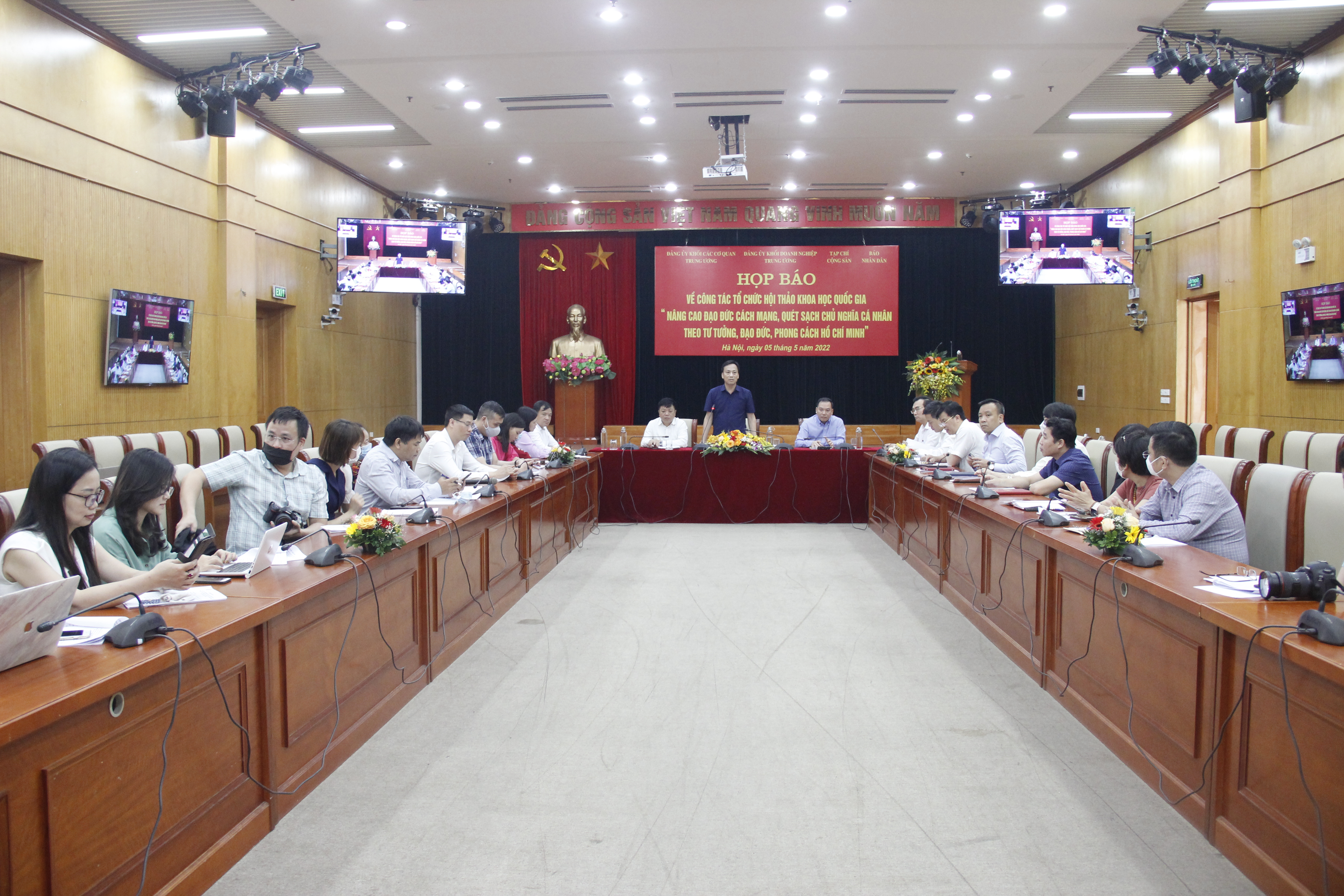 Đồng chí Lại Xuân Lâm, Phó Bí thư Đảng ủy Khối các cơ quan Trung ương trả lời phóng viên các cơ quan thông tấn, báo chí.