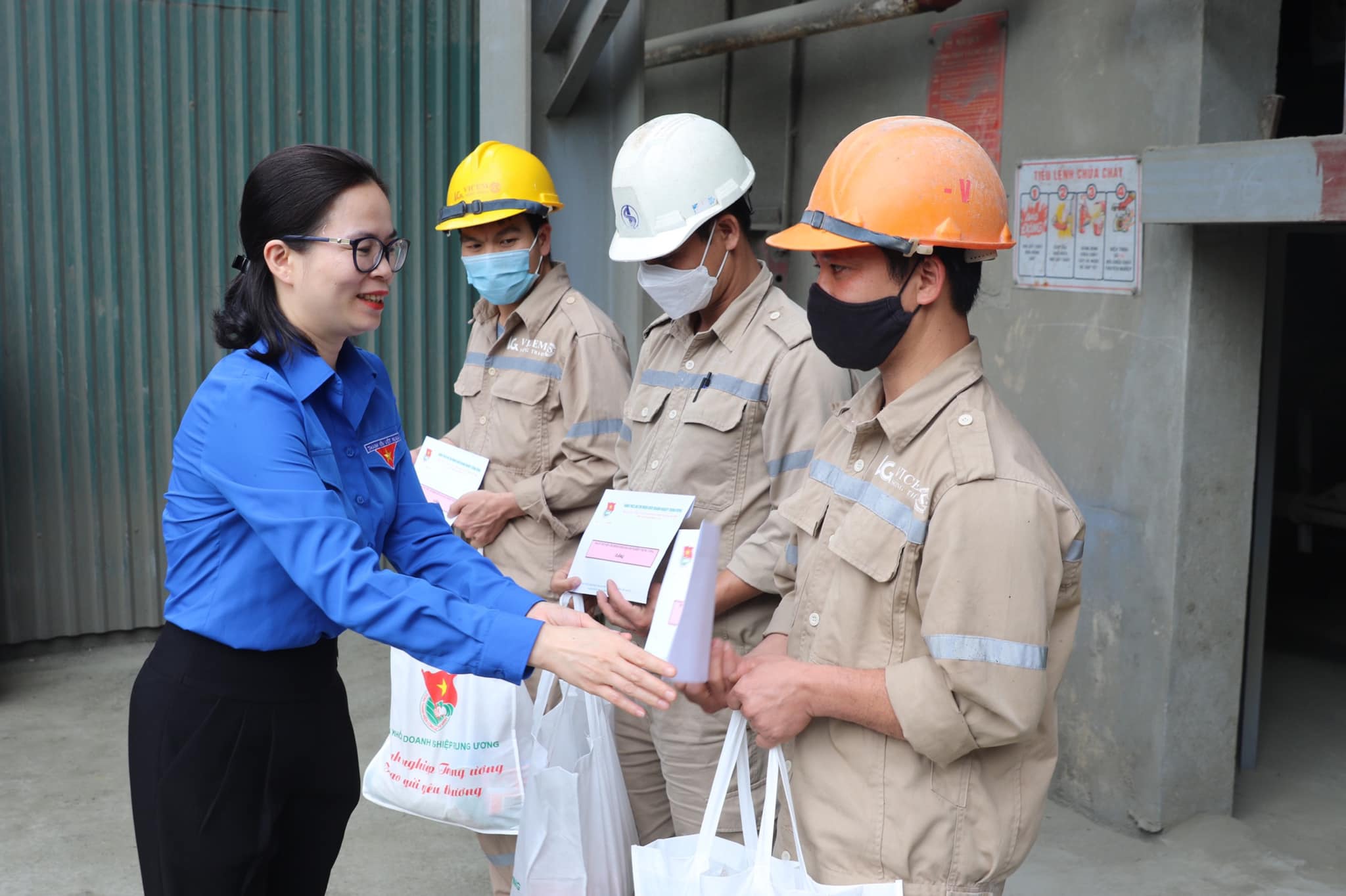 Đồng chí Hoàng Thị Minh Thu, Uỷ viên BTV Trung ương Đoàn, Uỷ viên BCH Đảng bộ Khối, Bí thư Đoàn Khối DNTW tặng quà thanh niên công nhân có hoàn cảnh khó khăn