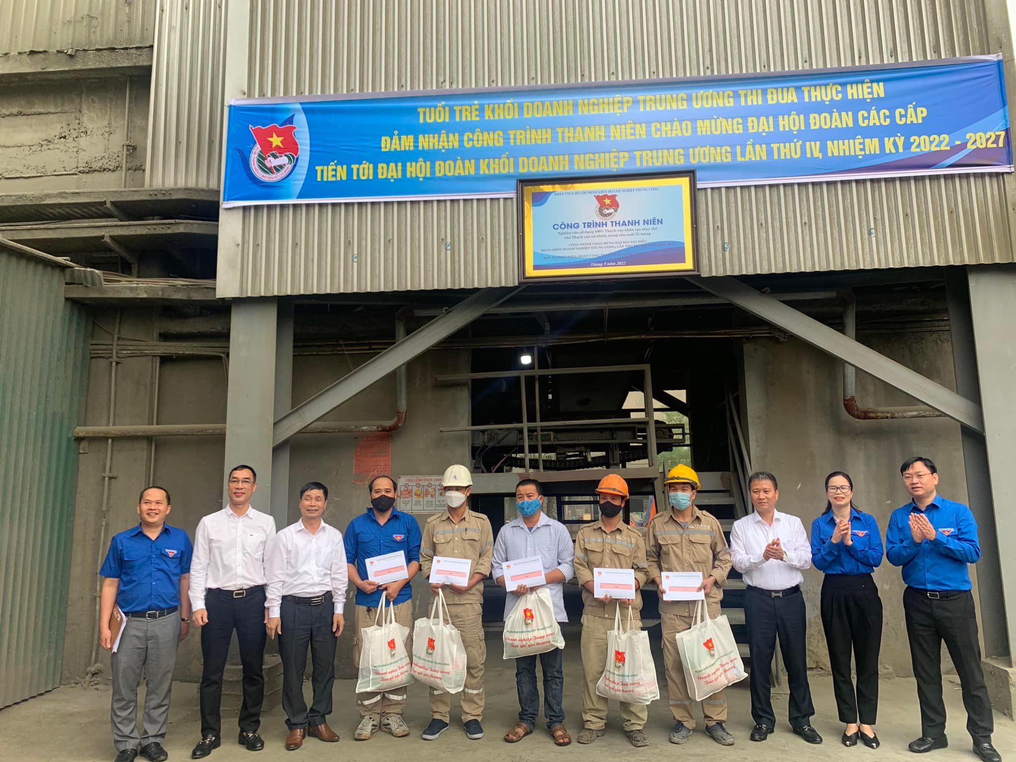 Tặng quà thanh niên 