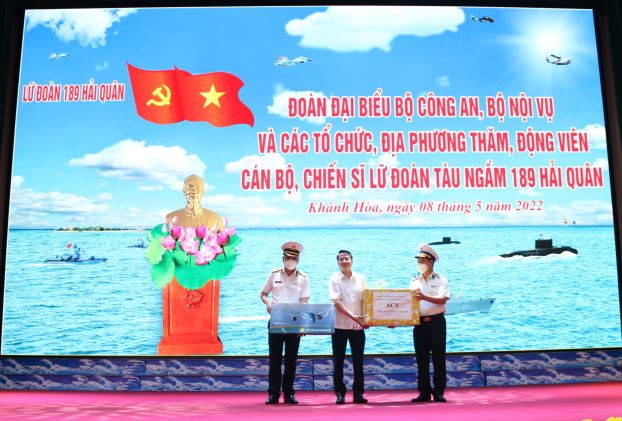 Đoàn Đảng ủy Khối Doanh nghiệp Trung ương tặng quà các chiến sĩ Lữ đoàn 189