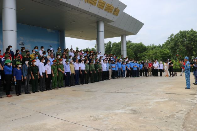 Đoàn công tác số 7 nghe giới thiệu về Lữ đoàn 189