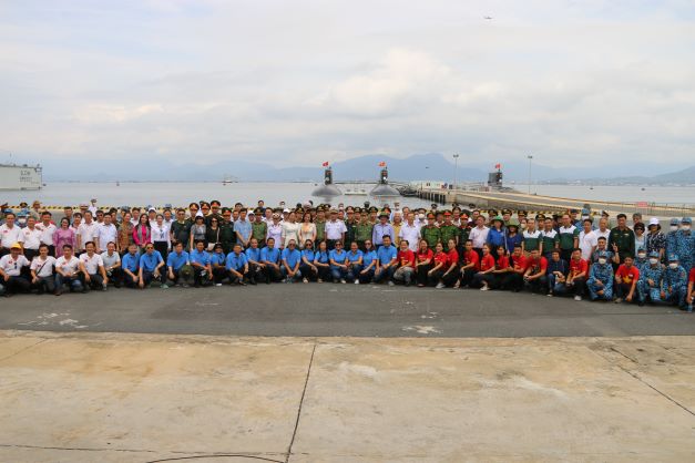 Đoàn công tác chụp ảnh lưu niệm tại Lữ đoàn 189 Hải quân