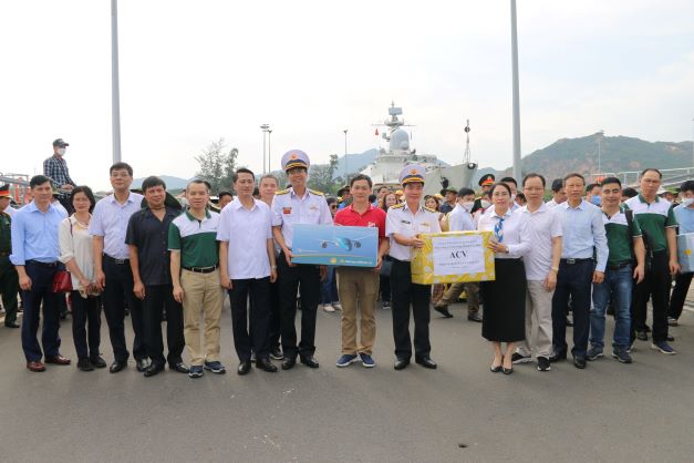 Đoàn Đảng ủy Khối Doanh nghiệp Trung ương tặng quà các chiến sĩ tại Cầu cảng Lữ đoàn 162.