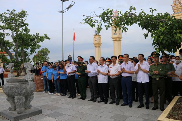 Đoàn công tác số 7 dâng hương tại chùa Linh Nguyệt.