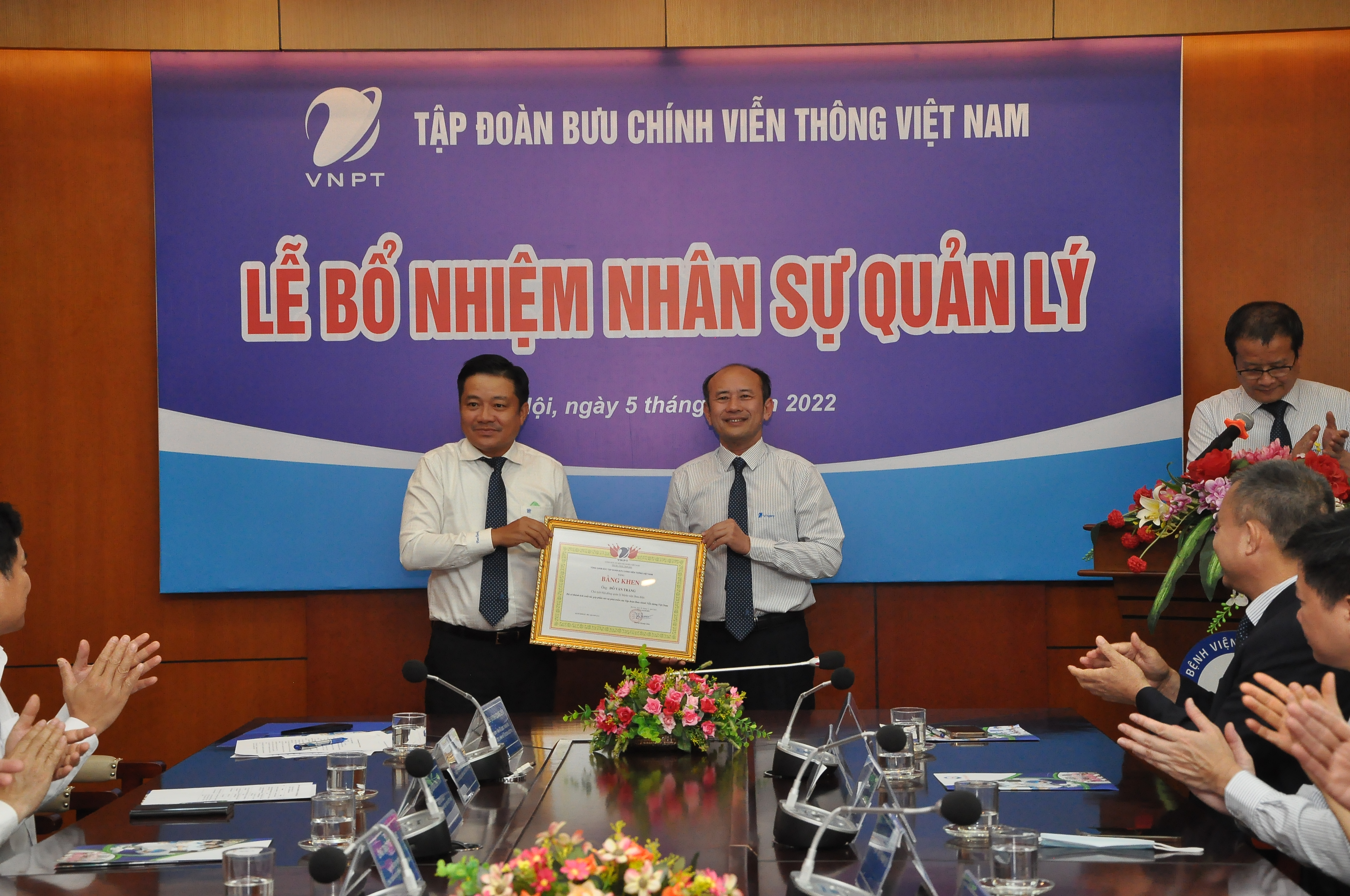 Tại buổi Lễ, thay mặt Lãnh đạo VNPT, Tổng Giám đốc Huỳnh Quang Liêm đã trao tặng bằng khen và lẵng hoa tươi thắm chúc mừng và chia tay TTƯT.TS.BS Đỗ Văn Tráng – Nguyên Chủ tịch Hội đồng Quản lý Bệnh viện Bưu điện đã hoàn thành nhiệm vụ, về nghỉ chế độ Bảo hiểm xã hội.