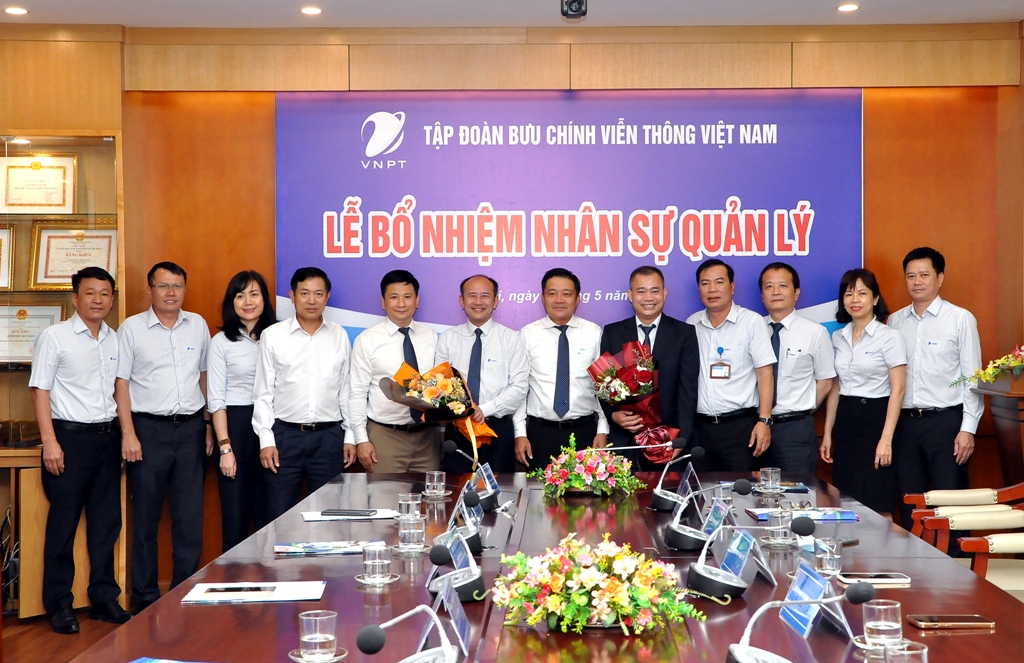 Lãnh đạo VNPT chụp ảnh lưu niệm cùng Ban Lãnh đạo Bệnh viện Bưu điện.