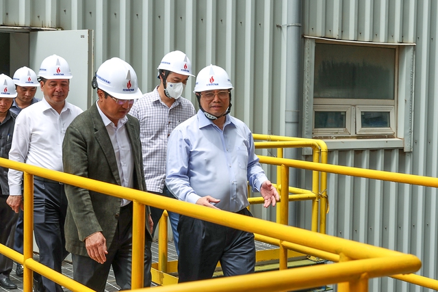 Thủ tướng Phạm Minh Chính và đoàn công tác tới kiểm tra, làm việc tại dự án Nhiệt điện Thái Bình 2. Ảnh: VGP/Nhật Bắc.