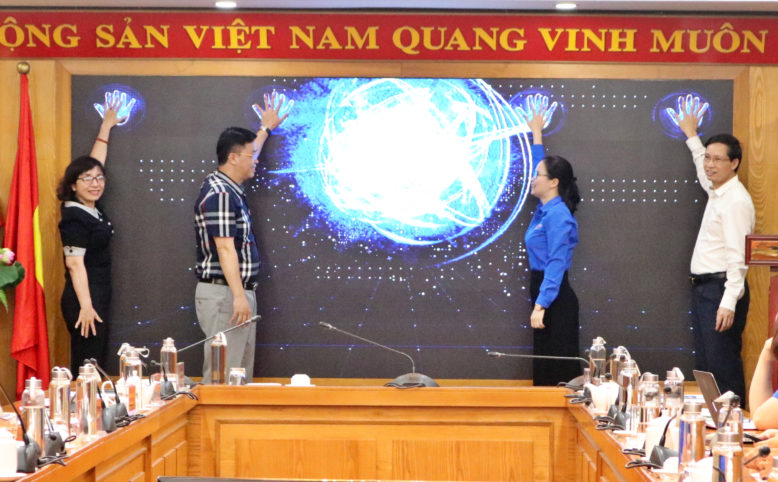 Các đồng chí lãnh đạo Đảng uỷ Khối, Thường trực Đoàn Khối và lãnh đạo đơn vị bấm nút khởi động đếm ngược ra mắt Logo Đại hội.