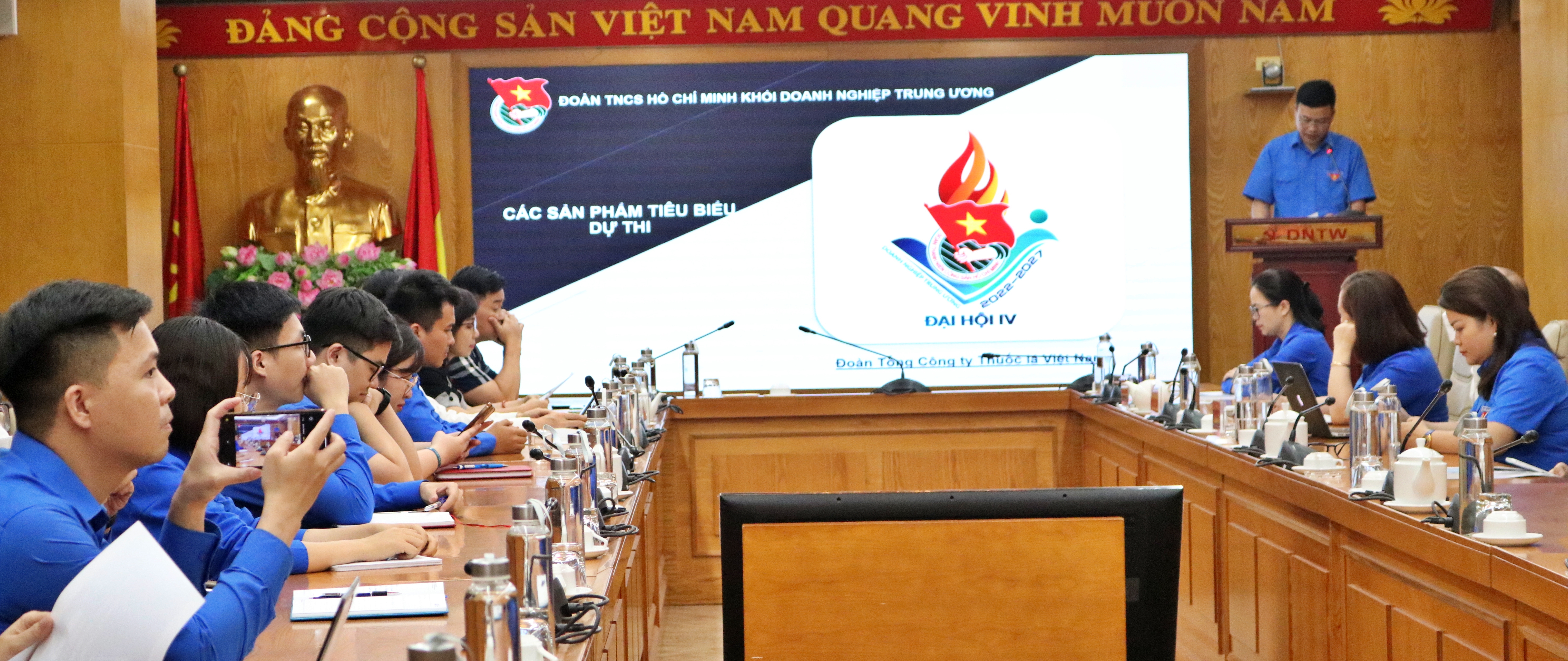 Đồng chí Nguyễn Văn Quyết, Uỷ viên Trung ương Hội Liên hiệp Thanh niên Việt Nam, Phó BÍ thư Thường trực Đoàn Khối Doanh nghiệp Trung ương phát biểu Báo cáo Kết quả Cuộc thi.