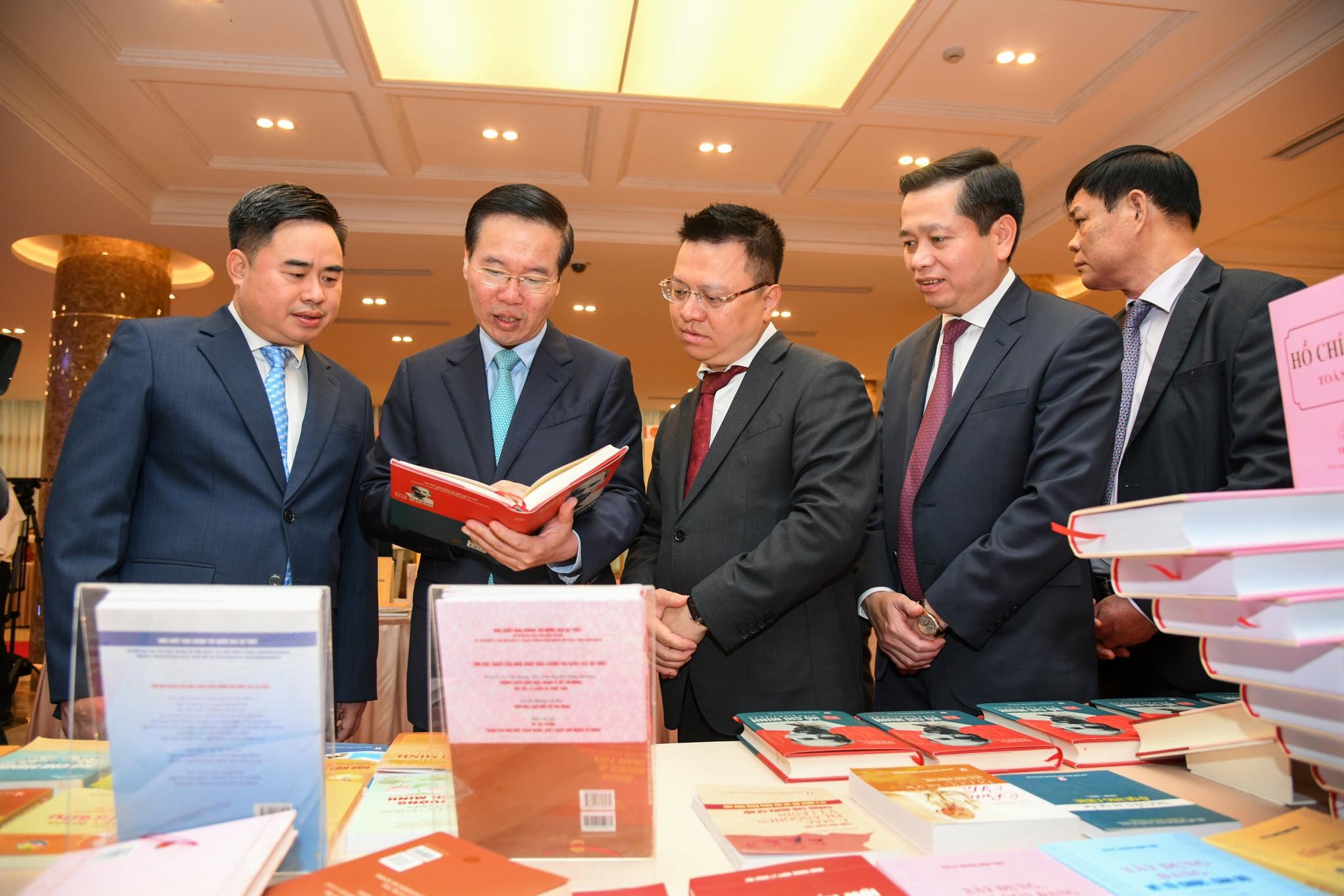 Lãnh đạo Đảng, Nhà nước thăm gian trưng bày sách tại Triển lãm. 