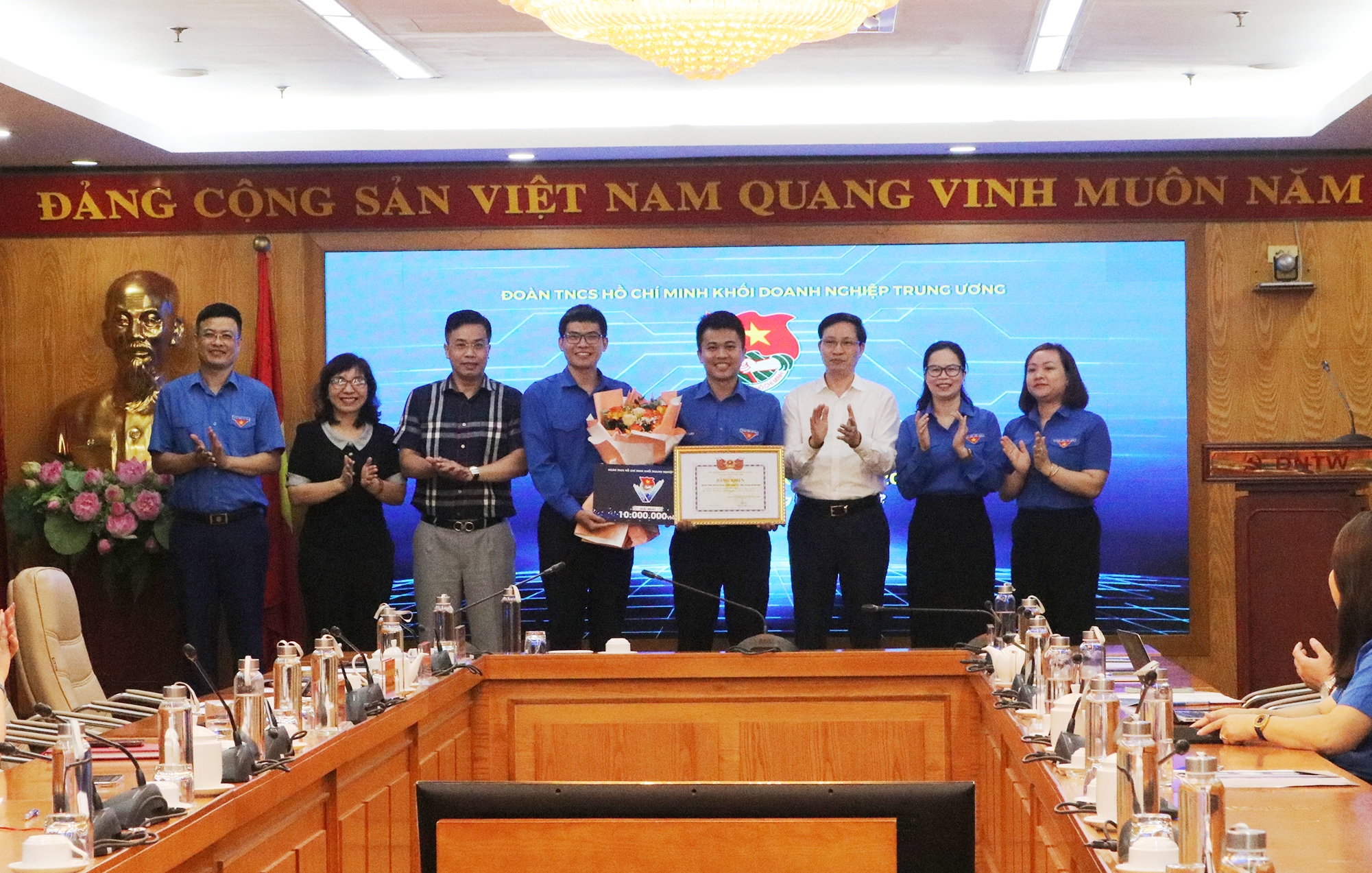 Ban Tổ chức trao Bằng khen của Đoàn Khối Doanh nghiệp Trung ương cho nhóm tác giả - Đoàn TNCS Hồ Chí Minh Tổng công ty Viễn thông Mobifone đạt giải Nhất Cuộc thi.