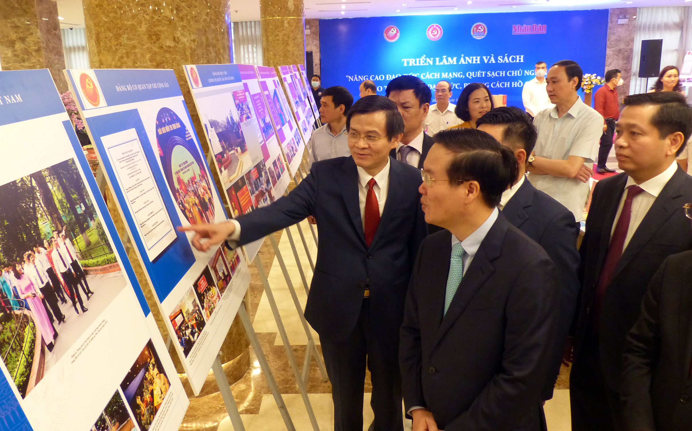 Đồng chí Võ Văn Thưởng và các đại biểu tham quan triển lãm.