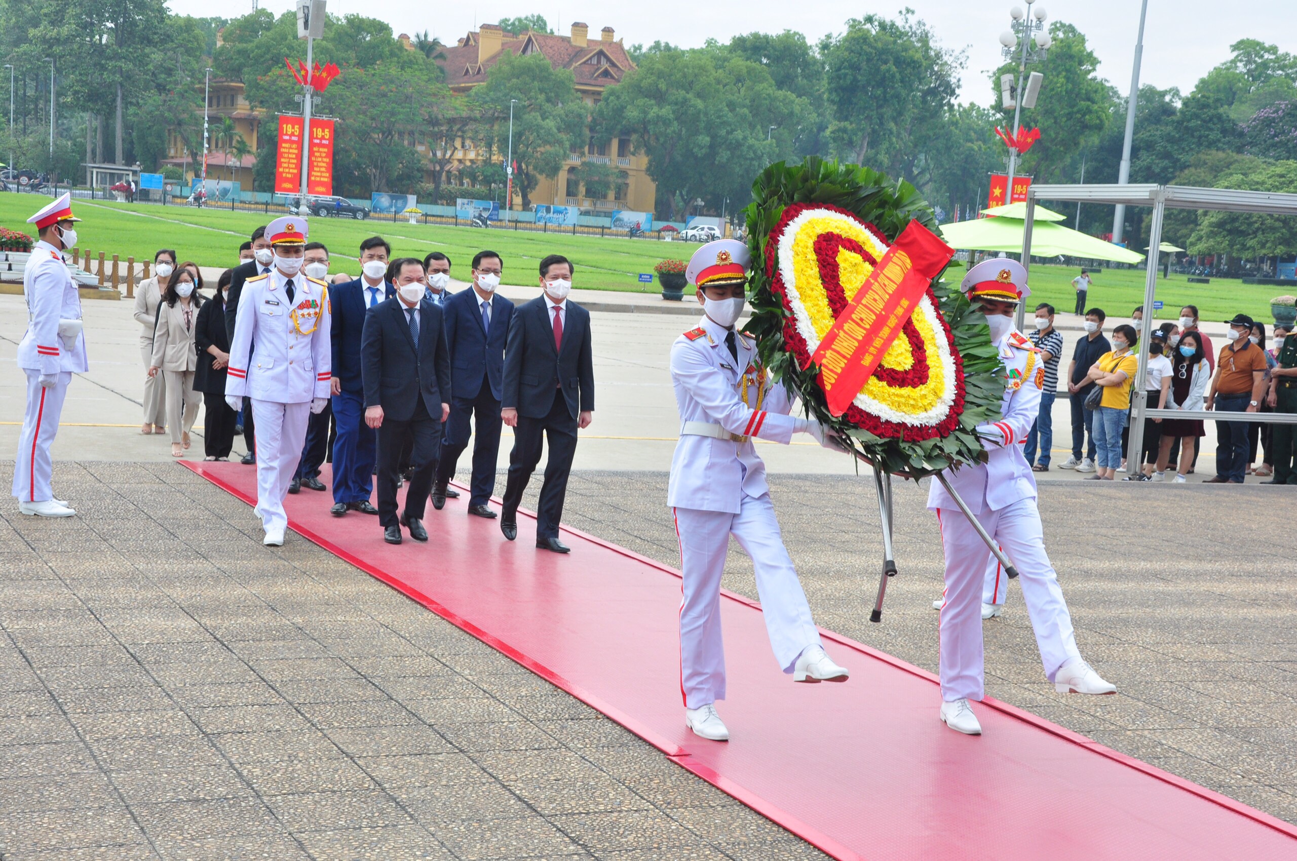 Đoàn đại biểu Đảng uỷ Cơ quan Đảng uỷ Khối Doanh nghiệp Trung ương đặt vòng hoa và vào Lăng viếng Chủ tịch Hồ Chí Minh.