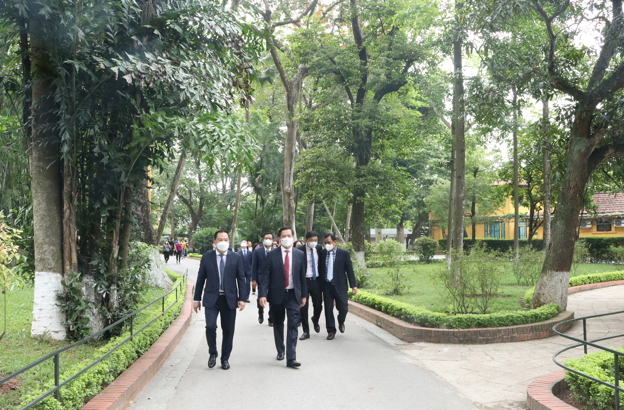 Đoàn đại biểu Đảng uỷ Cơ quan Đảng uỷ Khối Doanh nghiệp Trung ương thăm khu di tích Phủ Chủ tịch.