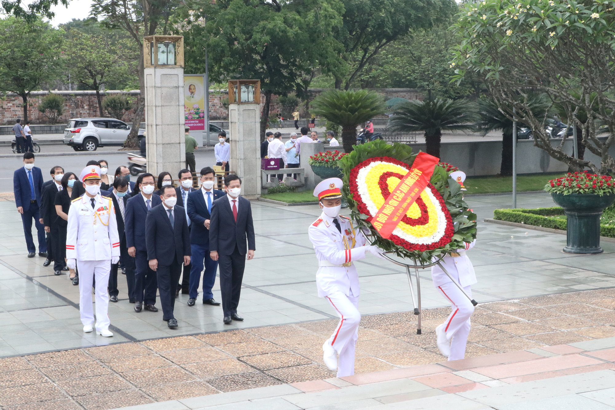 Đoàn đại biểu Đảng uỷ Cơ quan Đảng uỷ Khối Doanh nghiệp Trung ương đặt vòng hoa, dâng hương, tưởng niệm các Anh hùng liệt sĩ tại Đài tưởng niệm các Anh hùng liệt sĩ trên đường Bắc Sơn.
