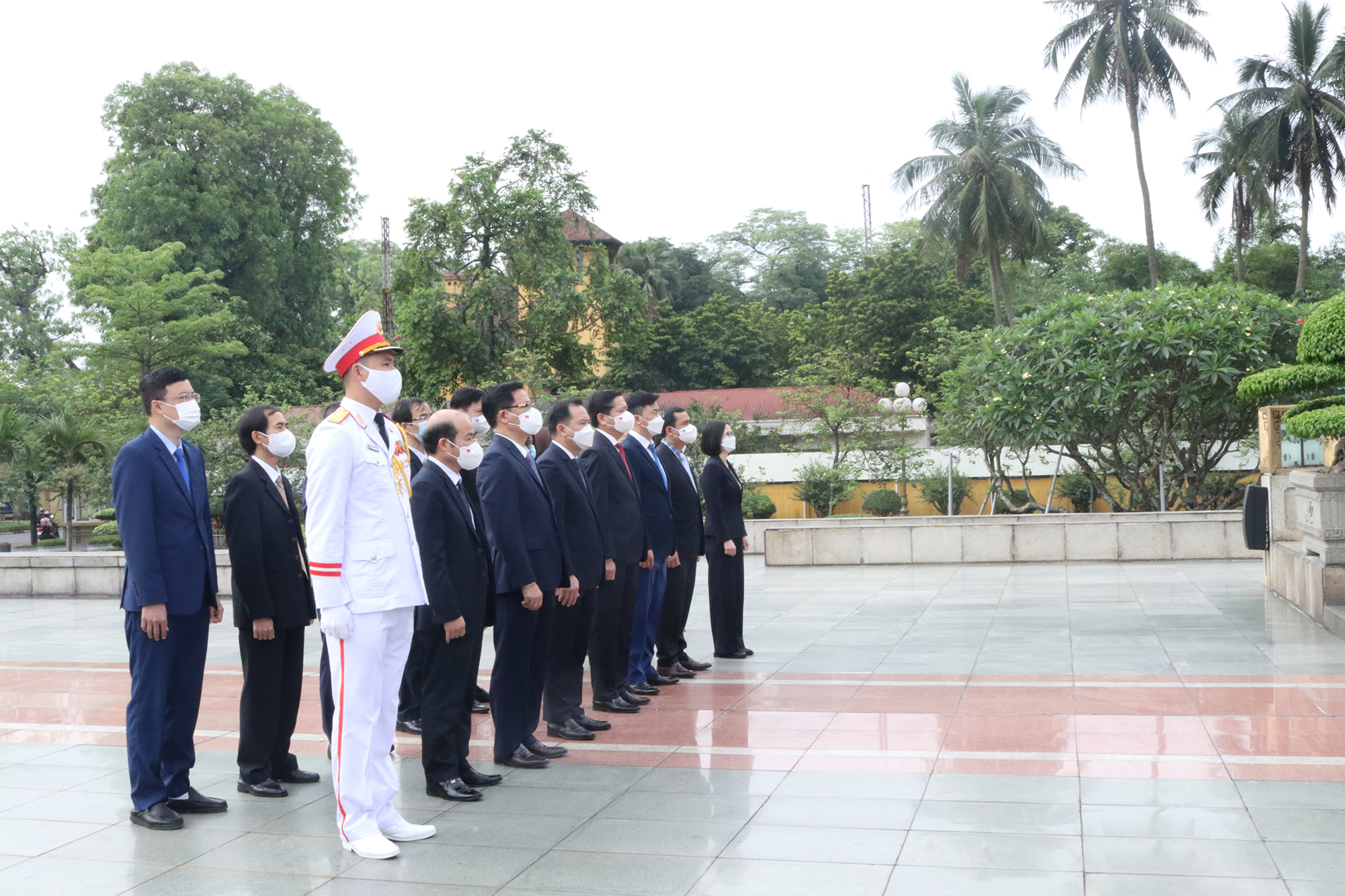 Đoàn đại biểu Đảng uỷ Cơ quan Đảng uỷ Khối Doanh nghiệp Trung ương tưởng niệm các Anh hùng liệt sỹ.