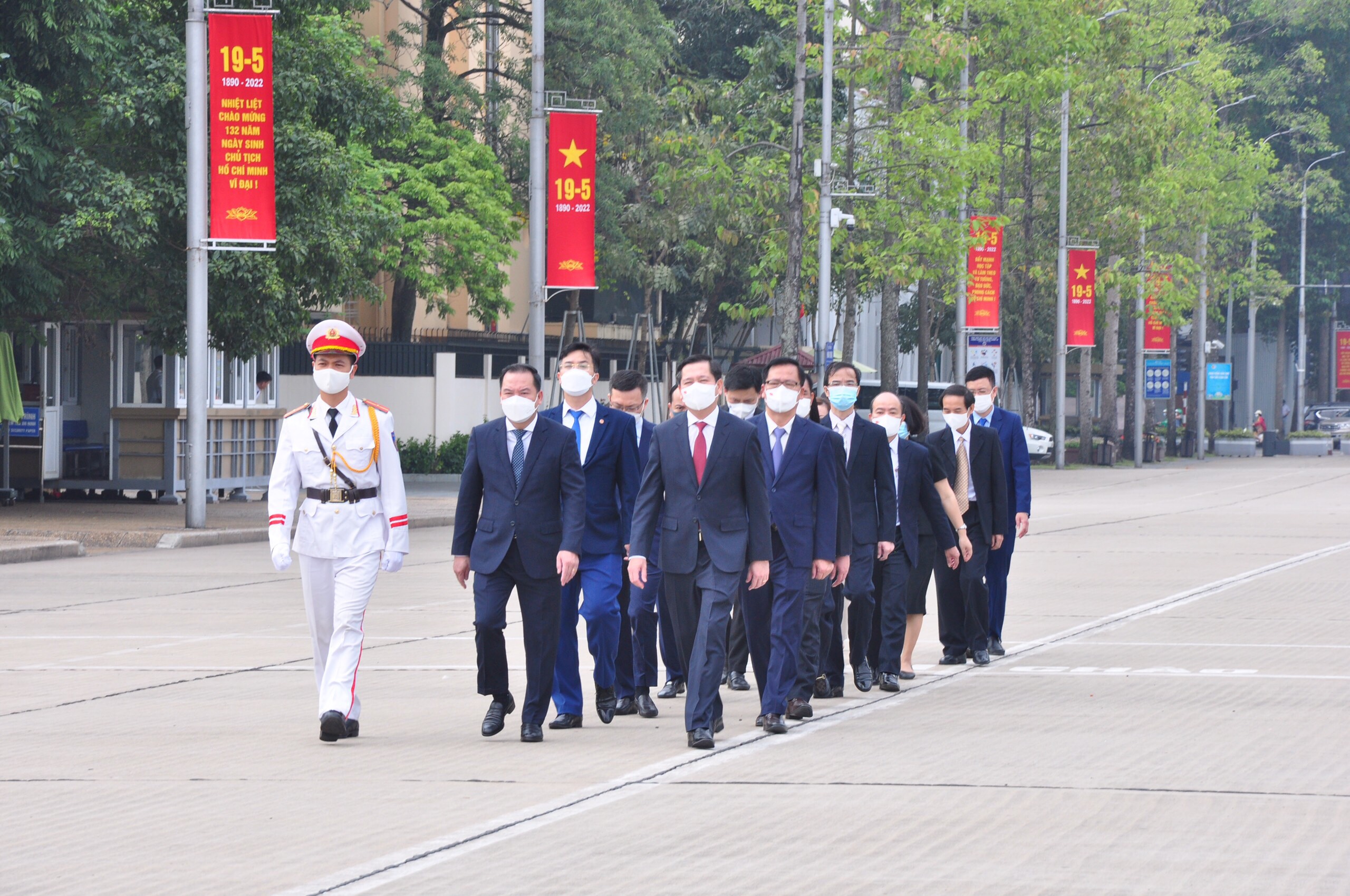 oàn đại biểu Đảng uỷ Cơ quan Đảng uỷ Khối Doanh nghiệp Trung ương vào Lăng viếng Chủ tịch Hồ Chí Minh.