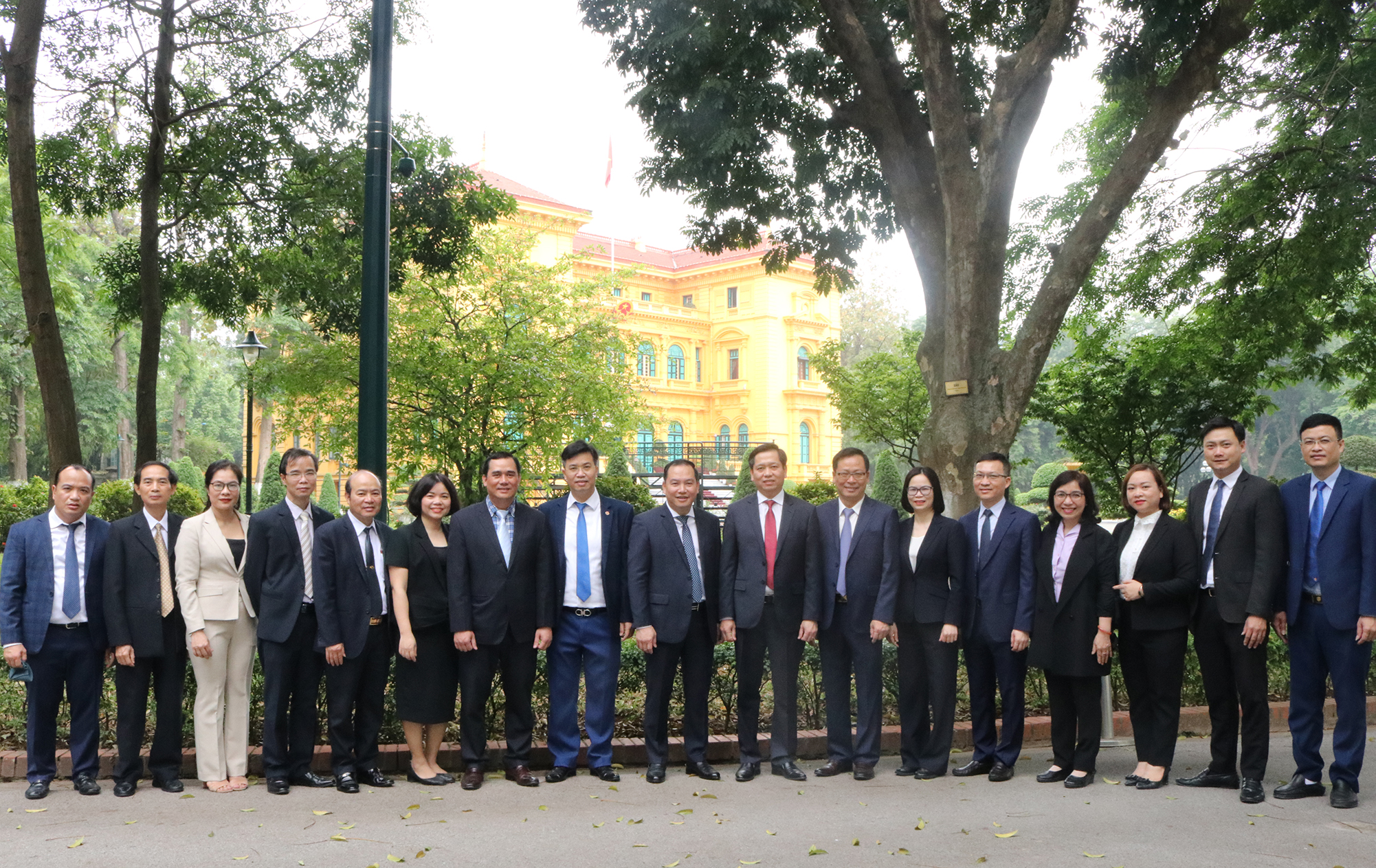 Đoàn đại biểu chụp ảnh lưu niệm tại Phủ Chủ tịch.