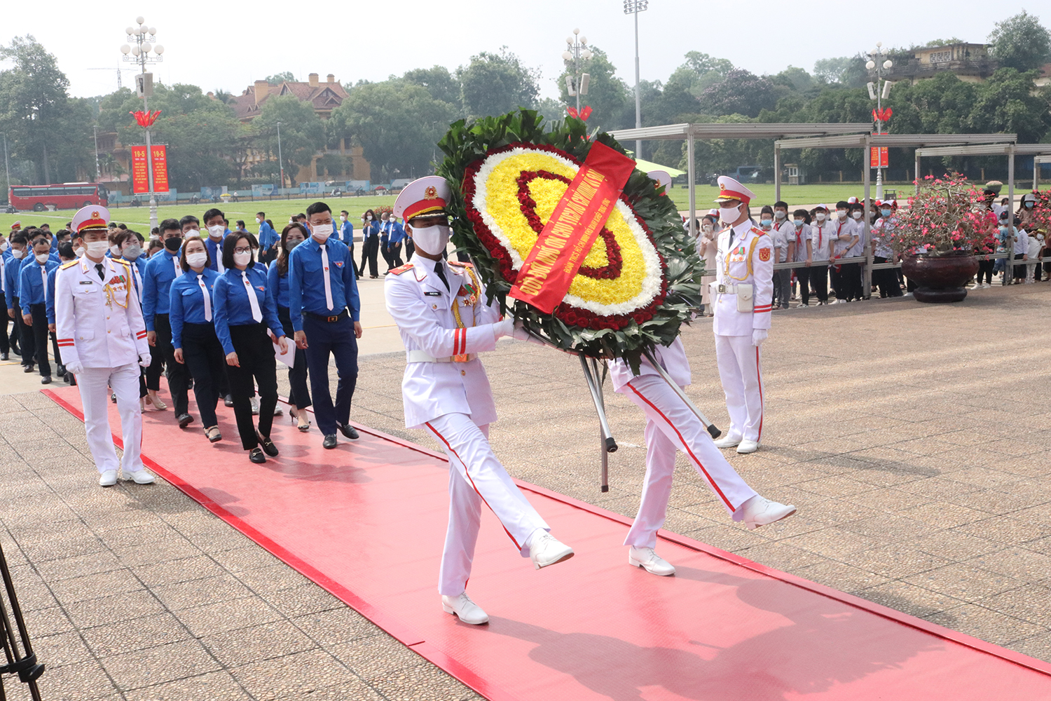 Đoàn vào Lăng viếng Chủ tịch Hồ Chí Minh.