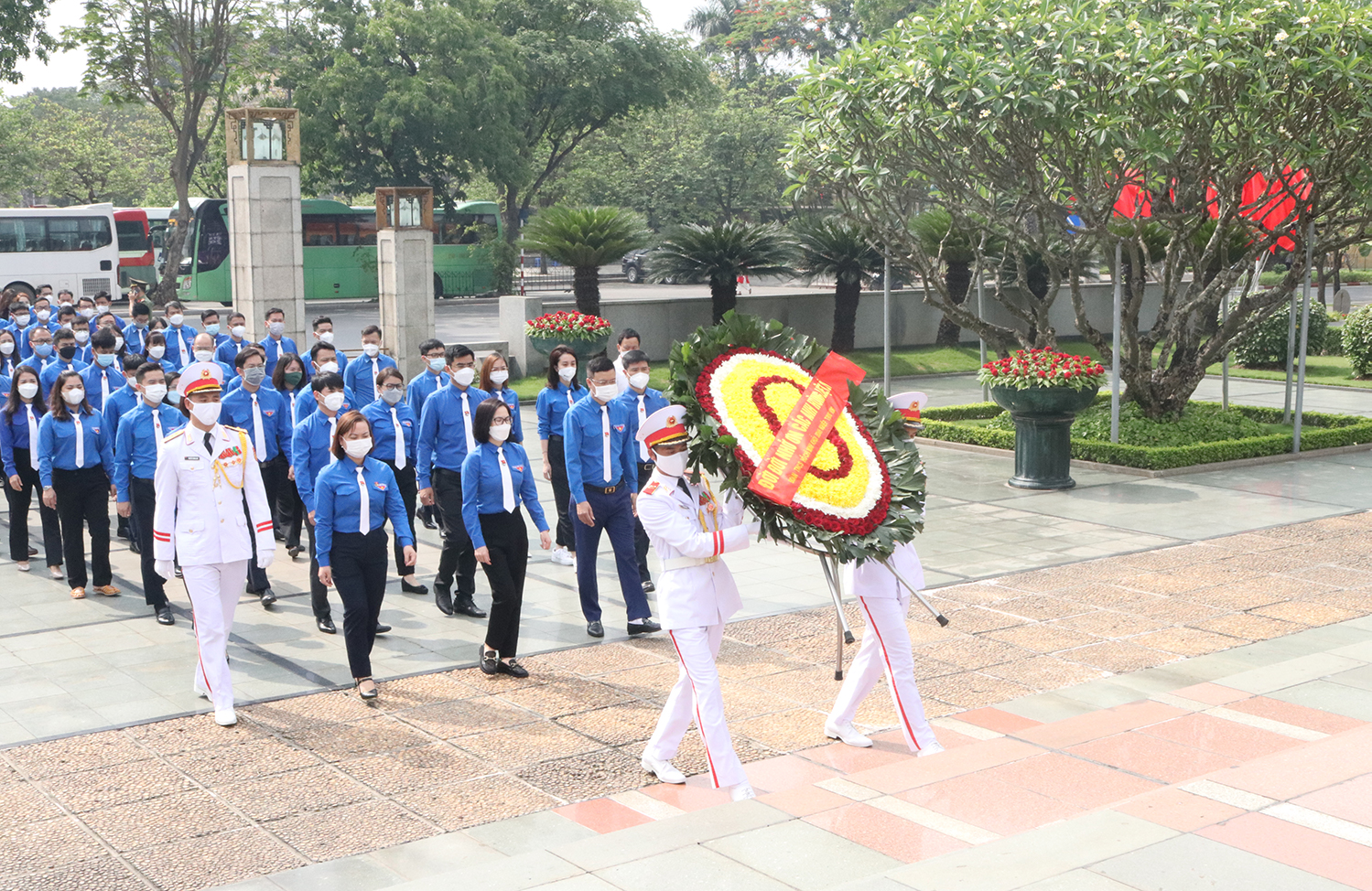Đoàn đại biểu Đảng uỷ Cơ quan Đảng uỷ Khối Doanh nghiệp Trung ương đặt vòng hoa, dâng hương, tưởng niệm các Anh hùng liệt sĩ tại Đài tưởng niệm các Anh hùng liệt sĩ trên đường Bắc Sơn.