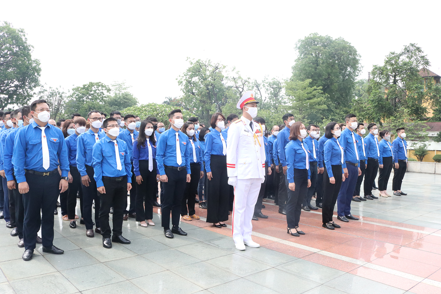 Đoàn đại biểu Đảng uỷ Cơ quan Đảng uỷ Khối Doanh nghiệp Trung ương tưởng niệm các Anh hùng liệt sỹ.