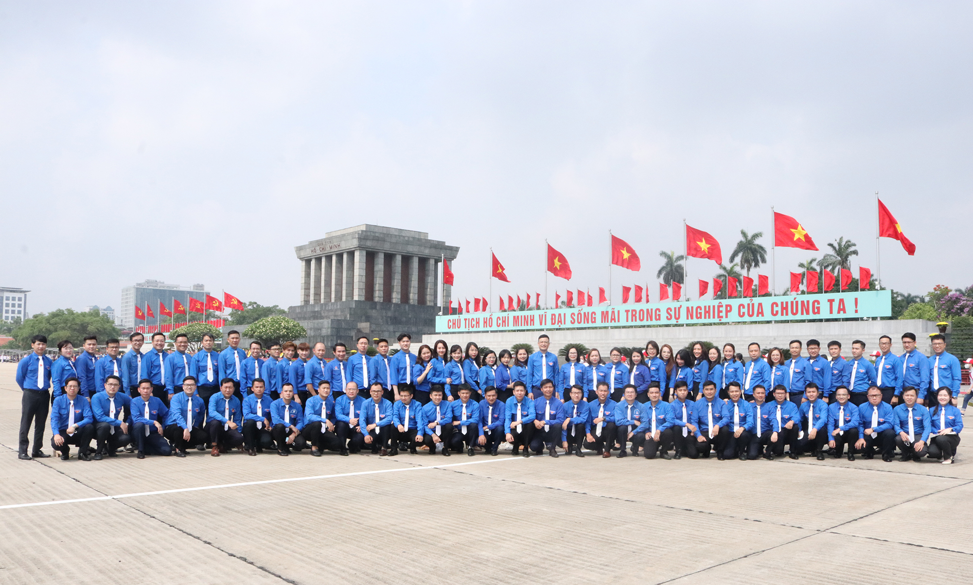 Đoàn Thanh niên Khối Doanh nghiệp Trung ương chụp ảnh lưu niệm tại quảng trường Lăng Bác.