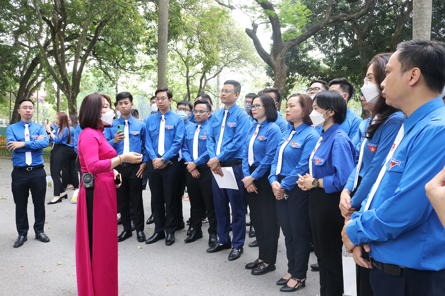 Đoàn Thanh niên Khối Doanh nghiệp Trung ương chụp ảnh lưu niệm tại quảng trường Lăng Bác.