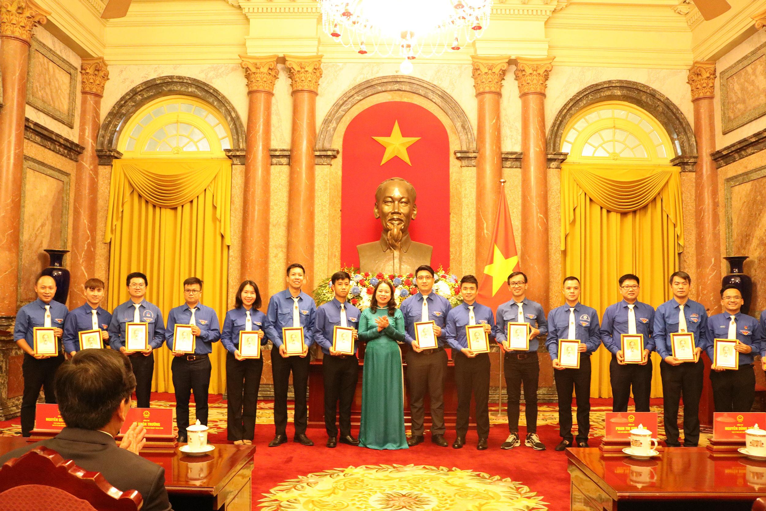 Phó Chủ tịch nước Võ Thị Ánh Xuân trao chân dung Chủ tịch Hồ Chí Minh tặng các thanh niên tiên tiến làm theo lời Bác Khối Doanh nghiệp Trung ương.