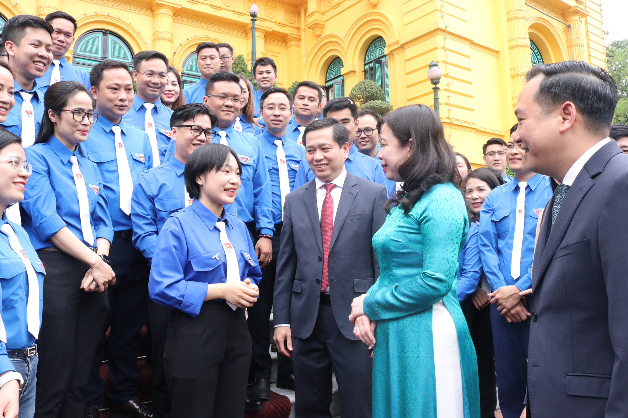 Phó Chủ tịch nước Võ Thị Ánh Xuân với thanh niên tiên tiến làm theo lời Bác Khối Doanh nghiệp Trung ương.