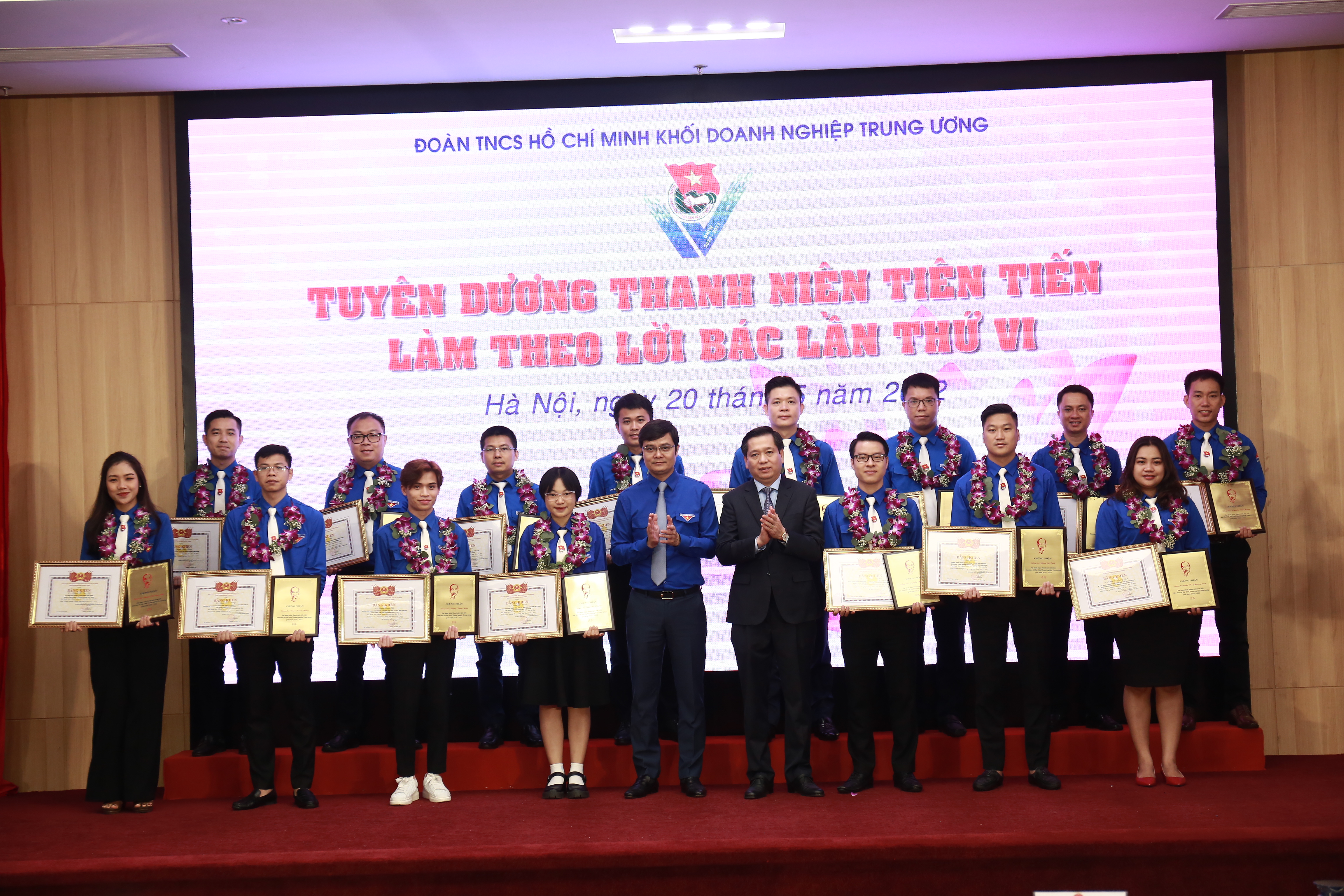 Đồng chí Nguyễn Long Hải, Uỷ viên dự khuyết TW Đảng, Bí thư Đảng uỷ Khối Doanh nghiệp Trung ương và đồng chí Bùi Quang Huỷ, Uỷ viên dự khuyết Trung ương Đảng, Bí thư Thường trực Trung ương Đoàn trao tặng Bằng khen và biểu trưng tuyên dương Thanh niên tiên tiến.
