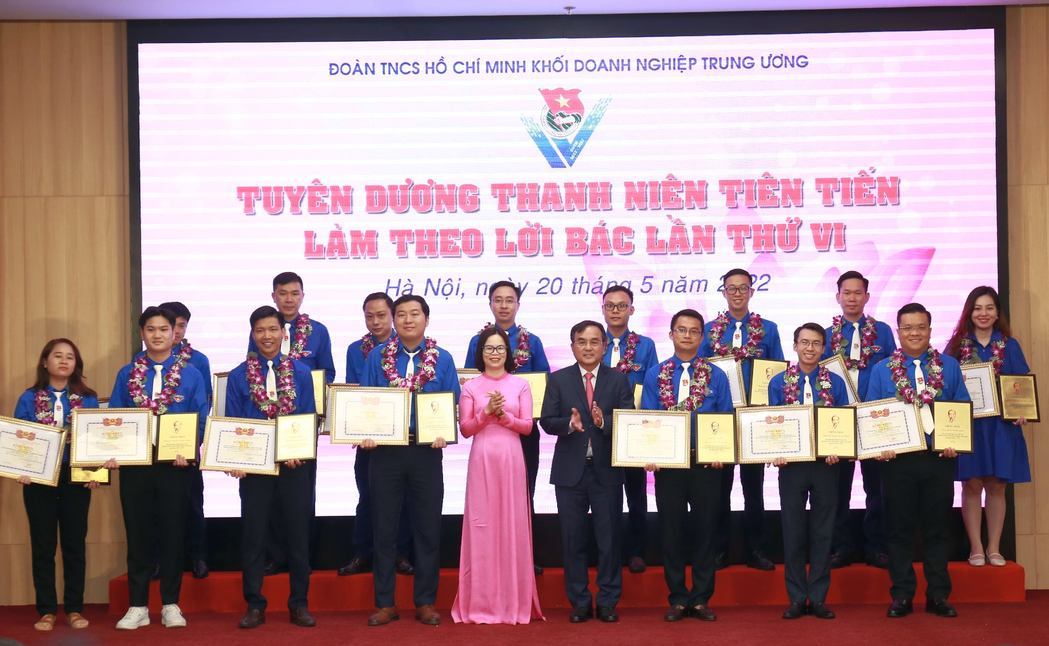 Đồng chí Hoàng Thị Minh Thu, Uỷ viên BTV Trung ương Đoàn, Uỷ viên BCH Đảng bộ Khối, Bí thư Đoàn Khối Doanh nghiệp Trung ương và đ/c Dương Quang Thành, BT Đảng bộ, Chủ tịch HĐTV Tập đoàn Điện lực VN tặng khen thưởng Tuyên dương thanh niên tiến tiến làm theo lời Bác