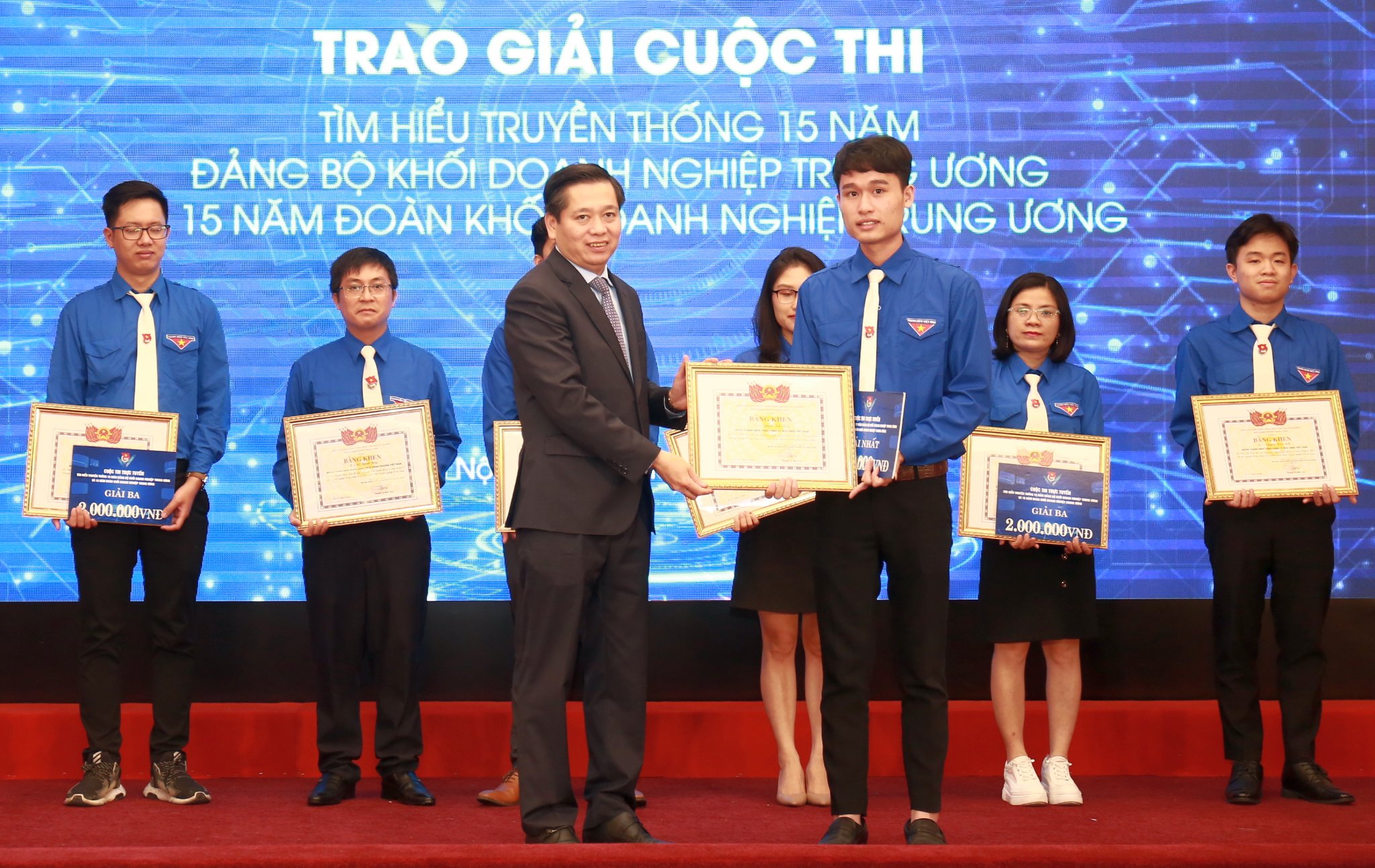 Đồng chí Nguyễn Long Hải trao Giải Nhất Cuộc thi cho thí sinh Nguyễn Đức Tùng, Đoàn Tổng công ty Bưu điện Việt Nam.