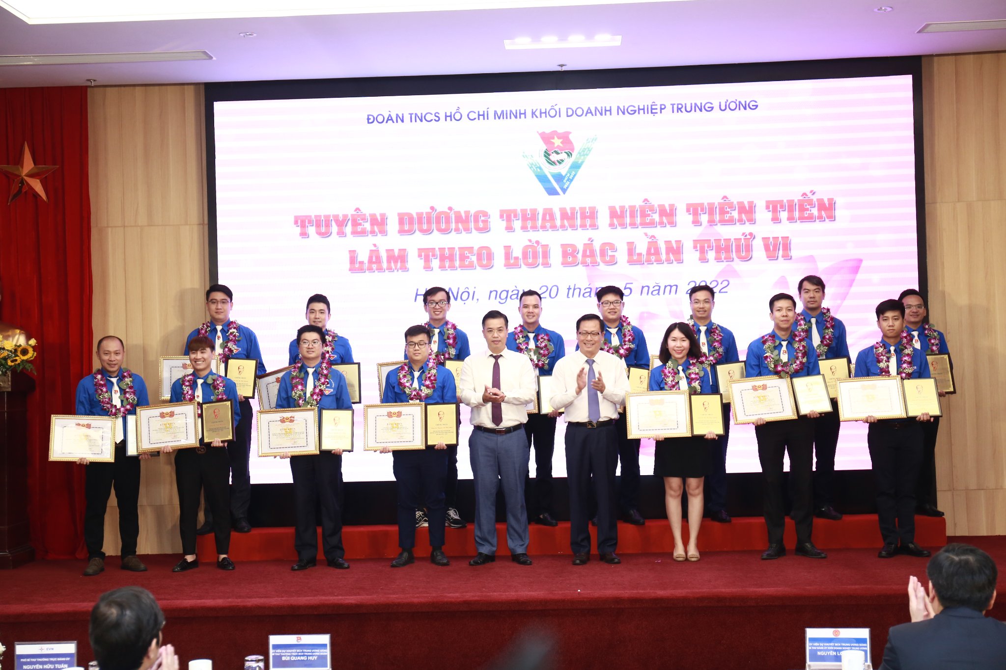 Đồng chí Nguyễn Trung Hiếu, Uỷ viên BTV, Trưởng Ban Tuyên giáo Đảng ủy Khối Doanh nghiệp Trung ương và đồng chí Chu Đình Động, Ủy viên Ban Thường vụ, Trưởng Ban Tổ chức Đảng uỷ Khối Doanh nghiệp Trung ương trao tặng khen thưởng cho các thanh niên tiên tiến làm theo lời Bác.