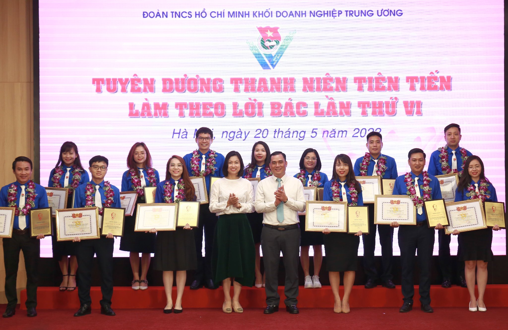 Đồng chí Trịnh Thị Mai Phương, Uỷ viên BCH Trung ương Đoàn, Quyền Trưởng Ban Quốc tế TW Đoàn và đồng chí Vũ Đức Tú, Uỷ viên BCH Đảng bộ Khối, Chánh Văn Phòng Đảng uỷ Khối DNTW trao tặng bằng khen và biểu trưng Tuyên dương Thanh niên tiên tiến