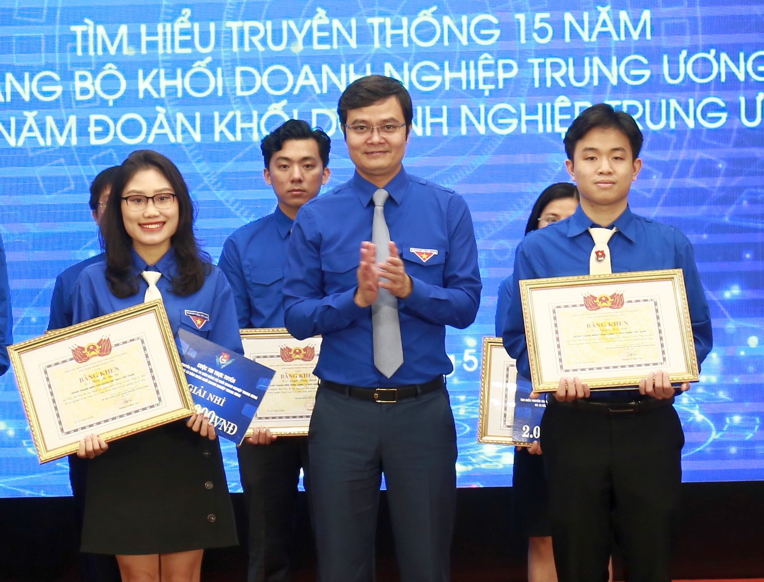 Đồng chí Bùi Quang Huy, Ủy viên dự khuyết BCH Trung ương Đảng, Bí thư Thường trực Ban Chấp hành Trung ương Đoàn TNCS Hồ Chí Minh trao bằng khen và phần thưởng cho thí sinh đạt Giải Nhì Cuộc thi