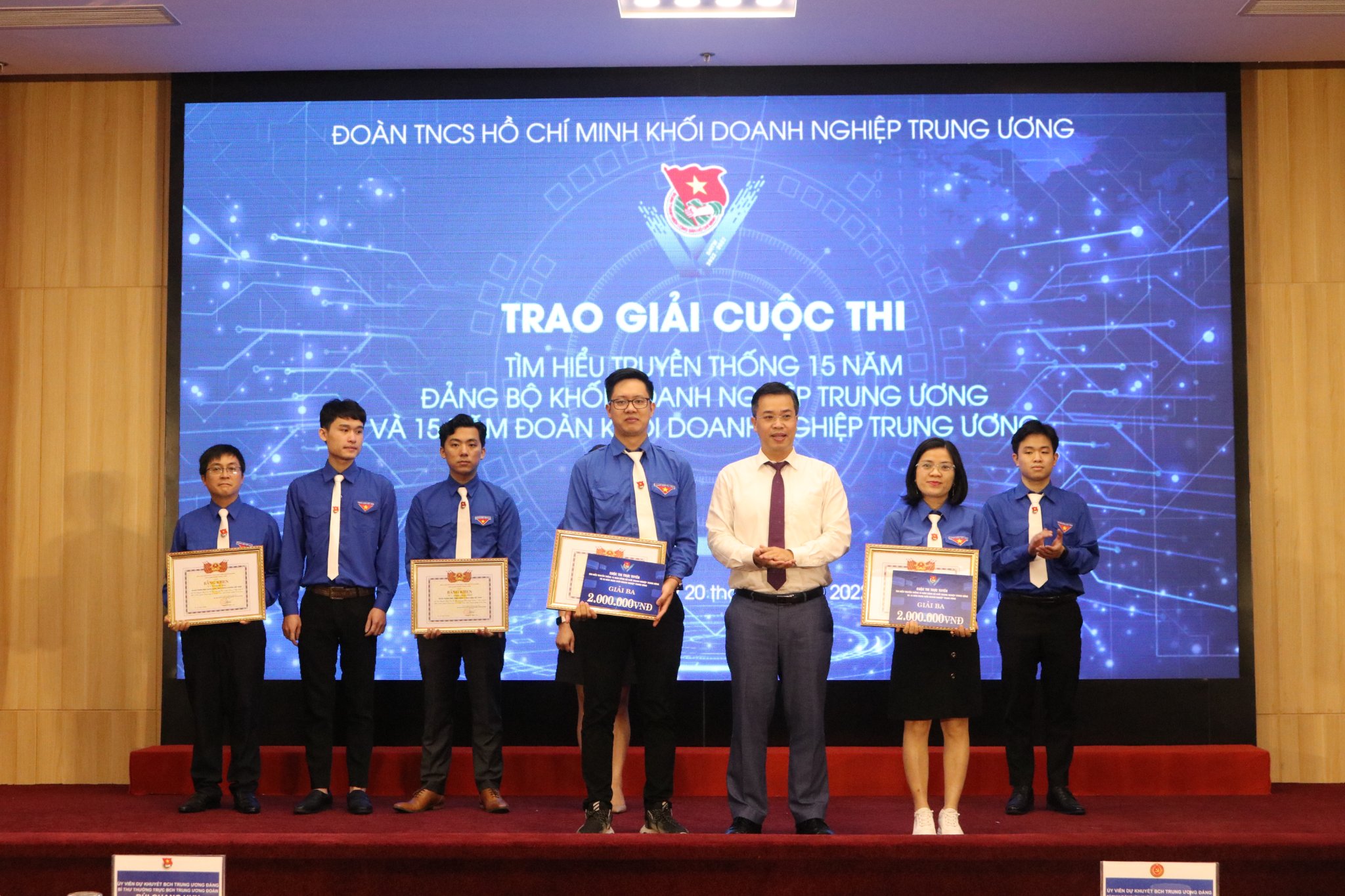 Đồng chí Nguyễn Trung Hiếu, Uỷ viên BTV Đảng uỷ Khối, Trưởng Ban Tuyên giáo Đảng uỷ Khối DNTW trao tặng Giải Ba Cuộc thi tìm hiểu truyền thống 15 năm Đảng bộ Khối DNTW và 15 năm Đoàn Khối DNTW