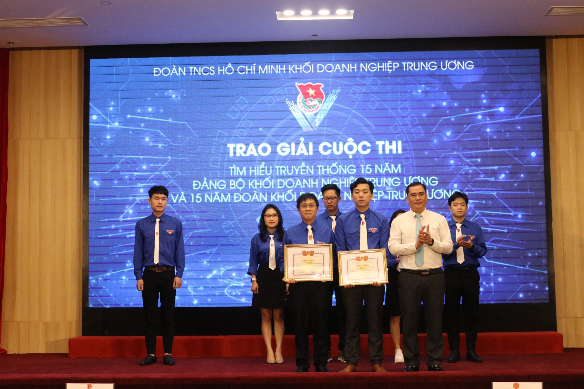Đồng chí Vũ Đức Tú, Uỷ viên BCH Đảng bộ Khối, Chánh Văn Phòng Đảng uỷ Khối DNTW trao tặng bằng khen cho các cá nhân đạt Giải Khuyến khích cuộc thi tìm hiểu truyền thống 15 năm Đảng bộ Khối và 15 năm Đoàn Khối Doanh nghiệp Trung ương