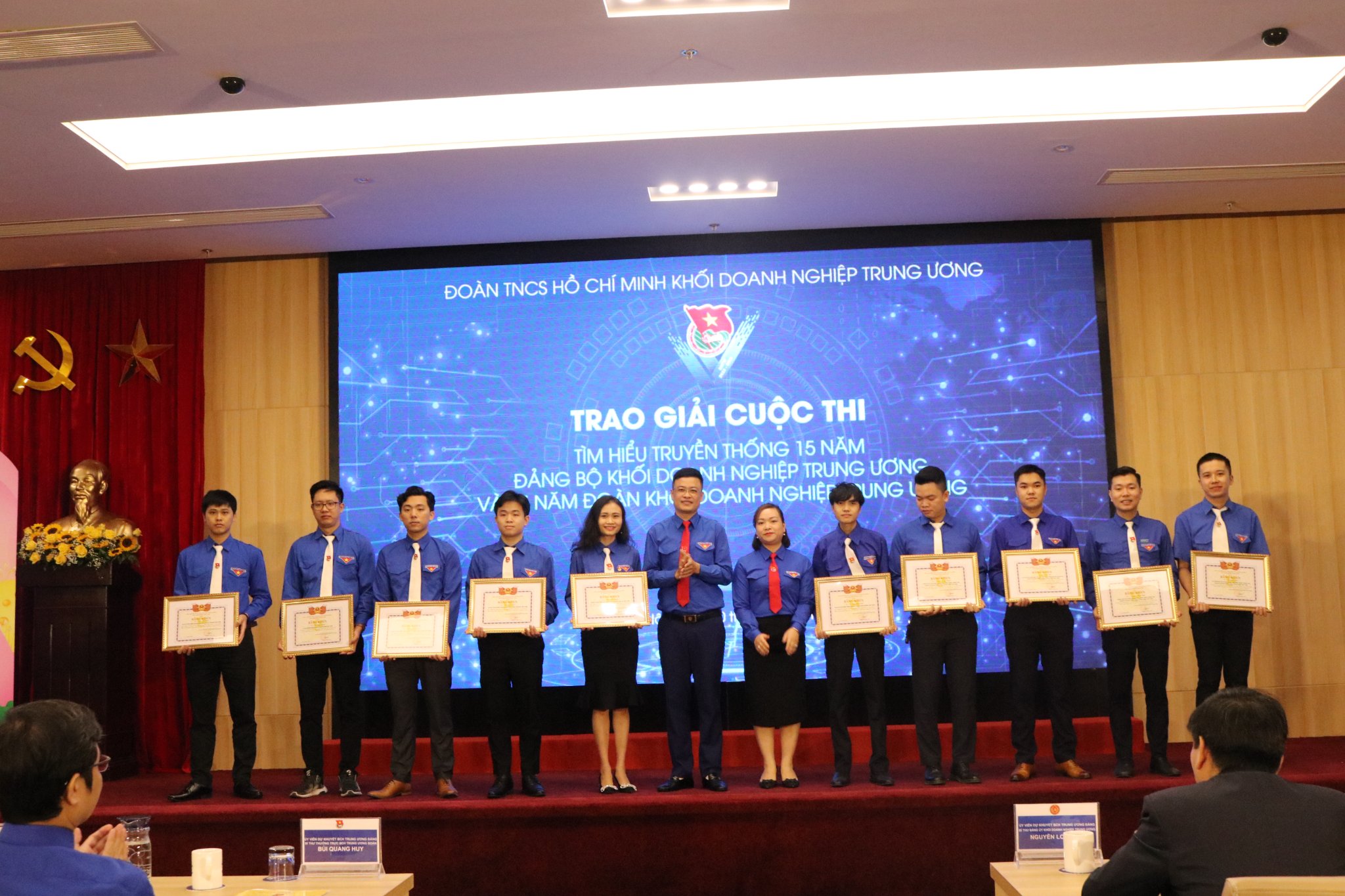Thường trực Đoàn Khối DNTW trao giải cho các thí sinh có thành tích trong cuộc thi