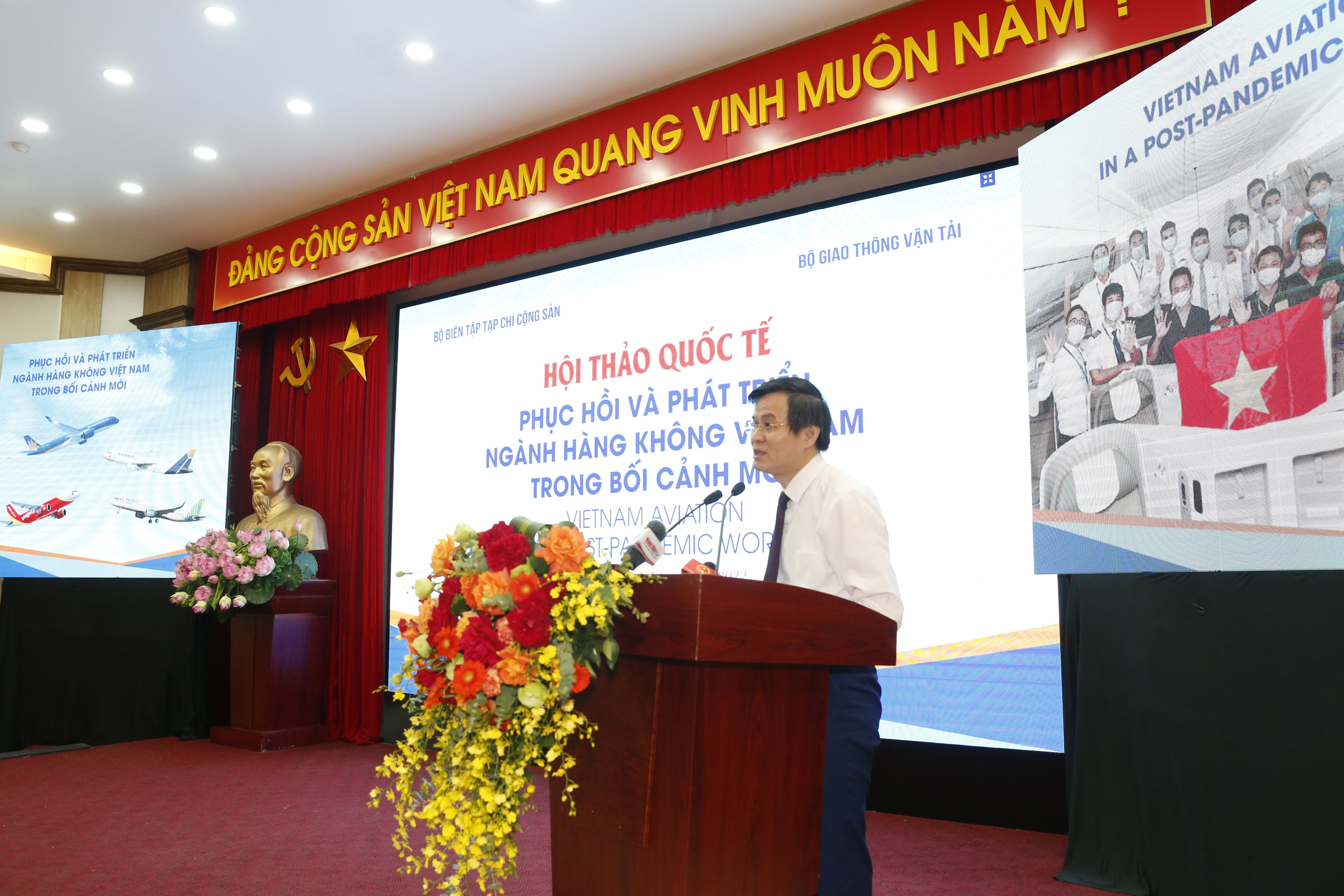 Đồng chí PGS, TS. Đoàn Minh Huấn, Ủy viên Trung ương Đảng, Tổng Biên tập Tạp chí Cộng sản phát biểu kết luận hội thảo.