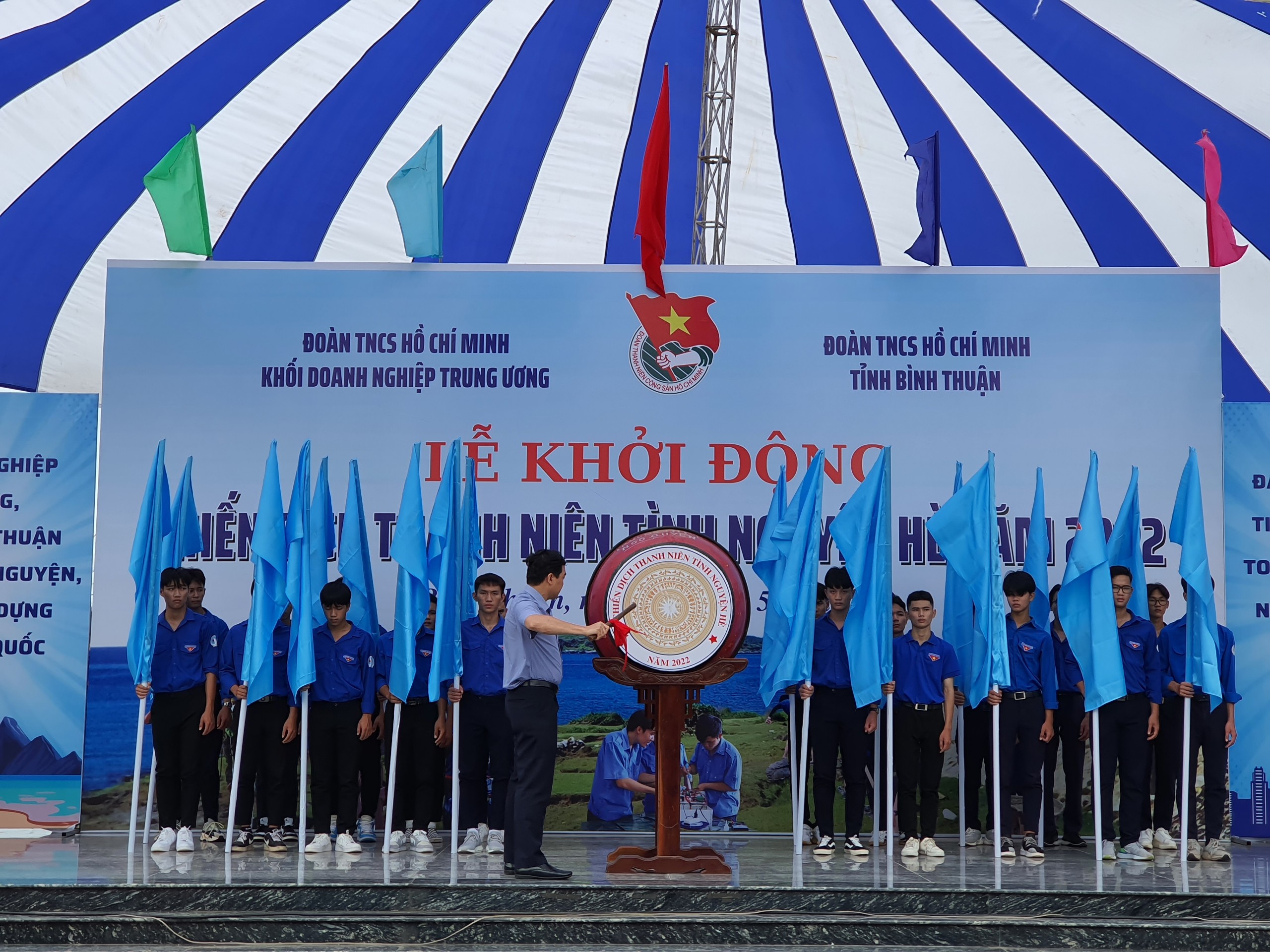 Đ/c Nguyễn Hoài Anh - Ủy viên dự khuyết Ban Chấp hành Trung ương Đảng, Phó Bí thư Thường trực Tỉnh ủy, Chủ tịch Hội đồng nhân dân tỉnh Bình Thuận đánh trống phát động.