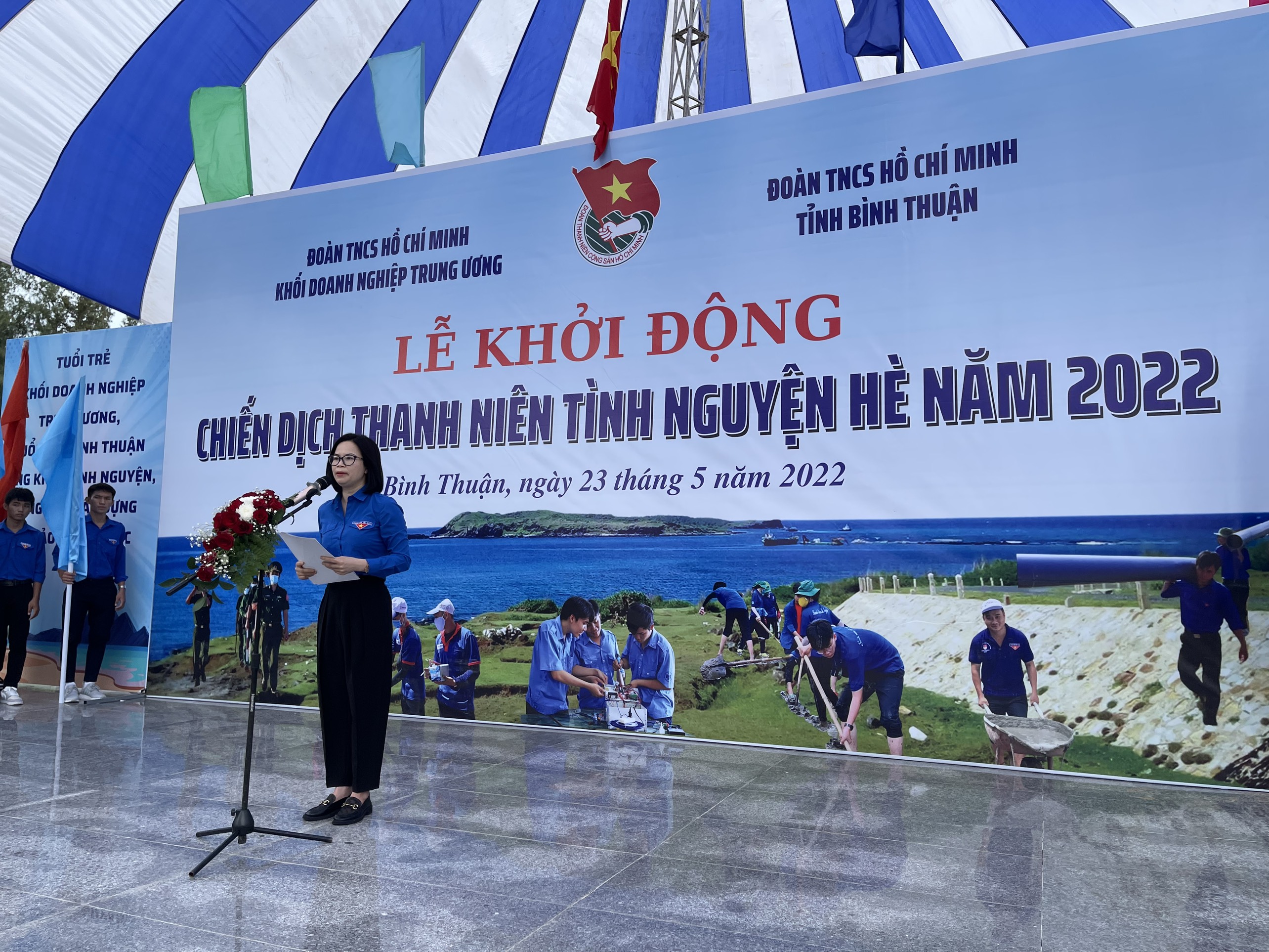 Đồng chí Hoàng Thị Minh Thu - Ủy viên Ban Thường vụ Trung ương Đoàn, Bí thư Đoàn Khối Doanh nghiệp Trung ương đại diện cho Đoàn Thanh niên các đơn vị tổ chức chương trình phát biểu khởi động Chiến dịch Thanh niên tình nguyện hè năm 2022.