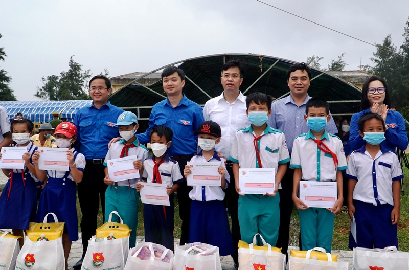 Các đồng chí lãnh đạo tặng quà cho thiếu nhi có hoàn cảnh khó khăn