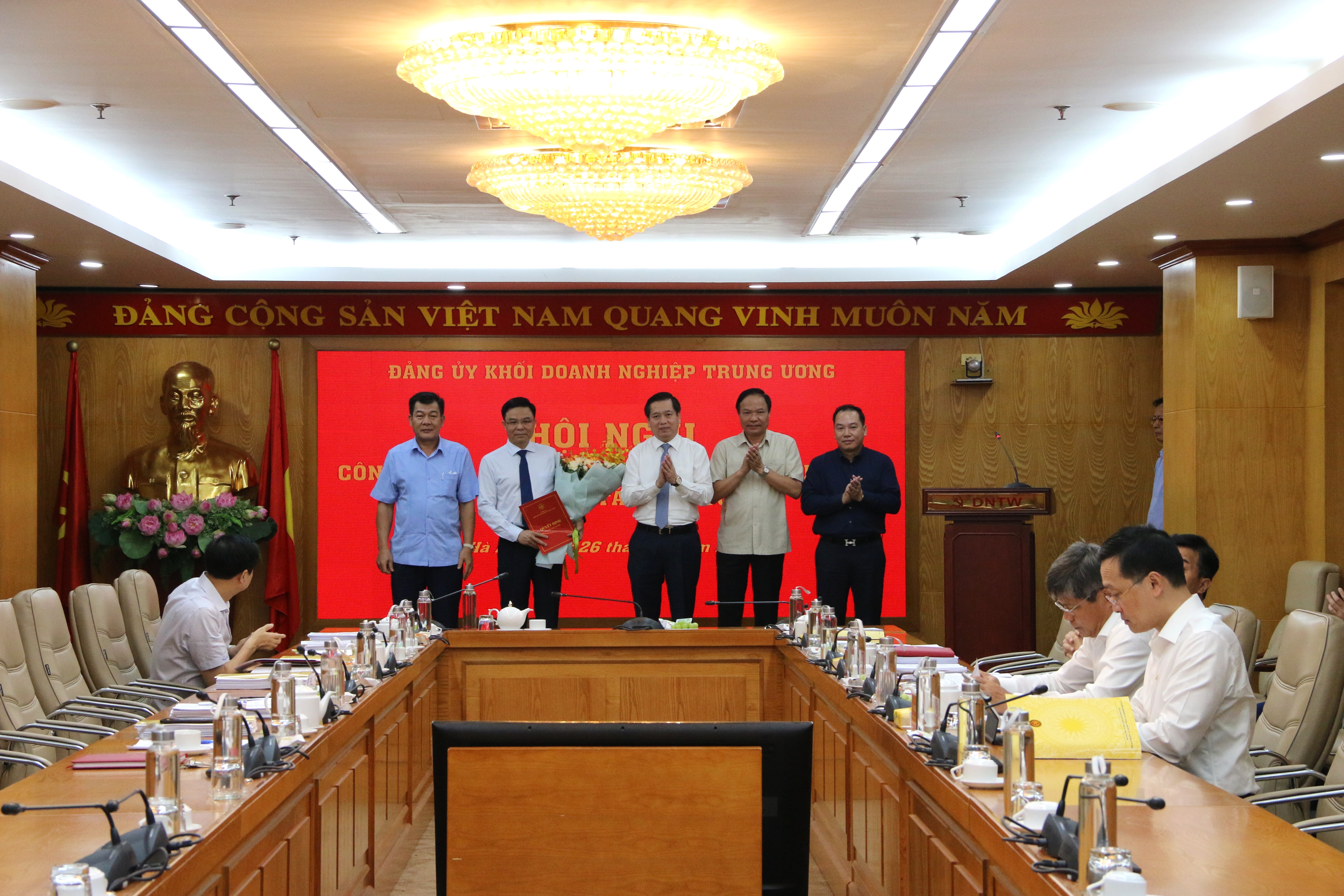 Các đồng chí Thường trực Đảng ủy Khối Doanh nghiệp Trung ương tặng hoa, chúc mừng đồng chí Lê Mạnh Hùng.