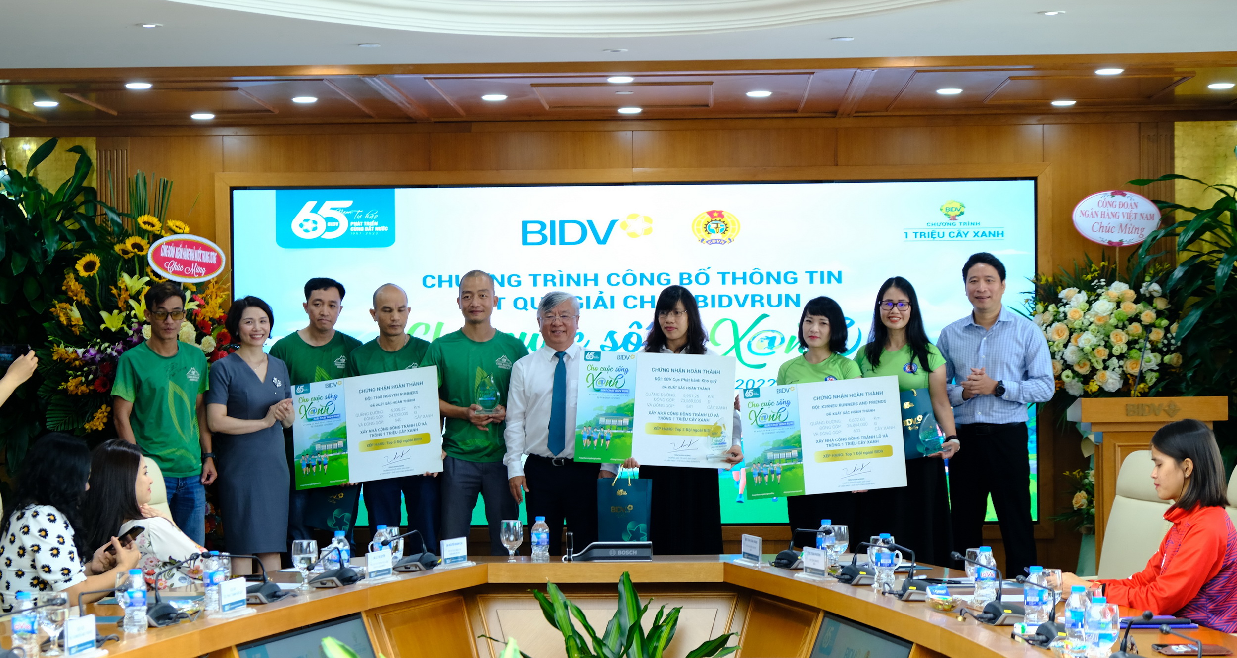 Đại diện lãnh đạo BIDV trao thưởng cho các đội đạt thành tích cao trong Giải chạy BIDVRUN.