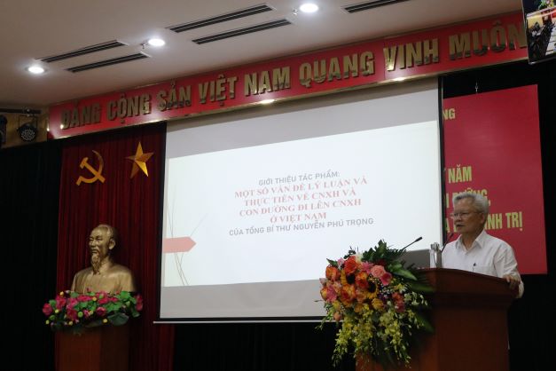 GS,TS. Tạ Ngọc Tấn, Phó Chủ tịch Thường trực Hội đồng lý luận Trung ương phổ biến những nội dung cốt lõi trong cuốn sách “Một số vấn đề lý luận và thực tiễn về chủ nghĩa xã hội và con đường đi lên chủ nghĩa xã hội ở Việt Nam”.