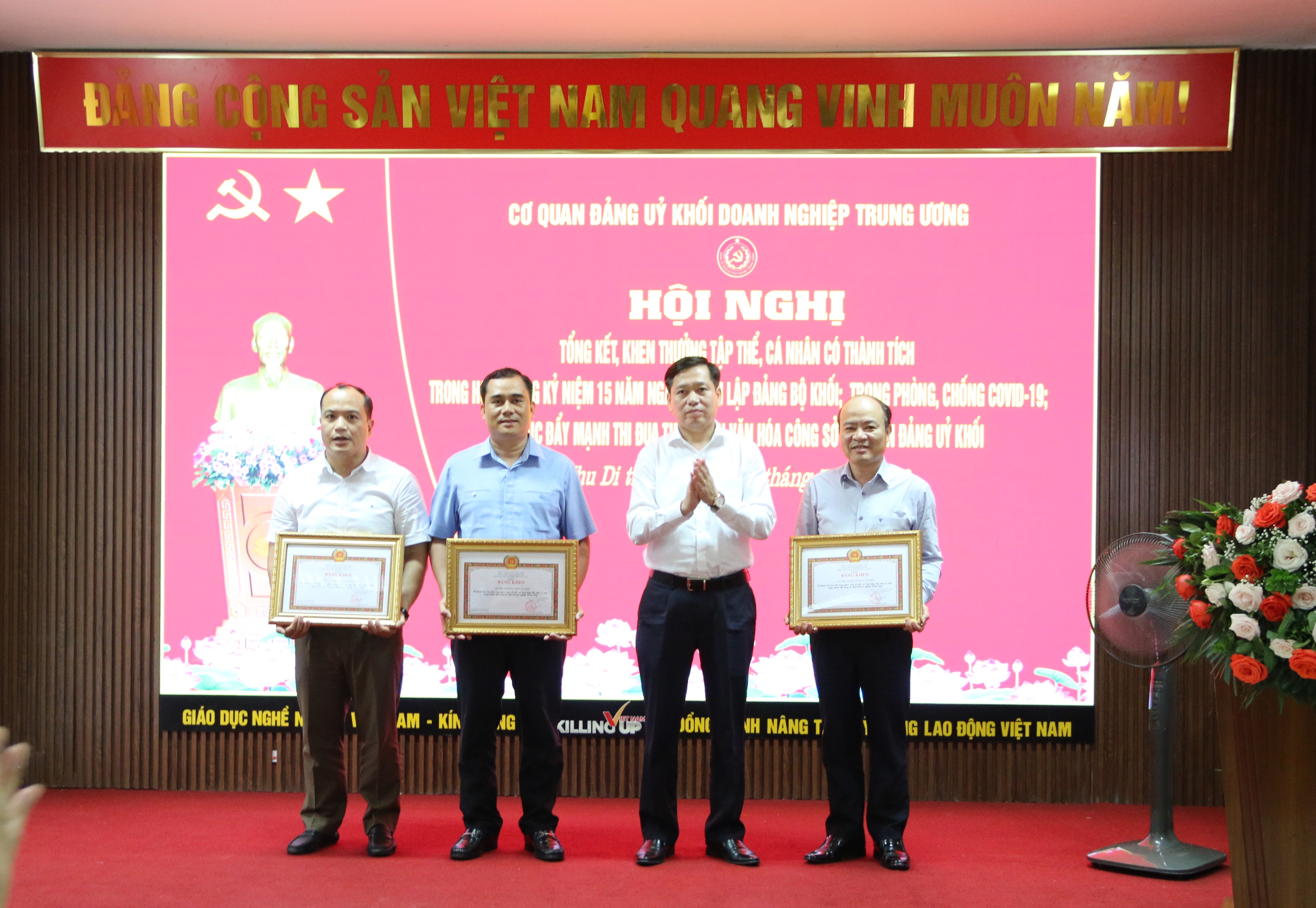 03 tập thể nhận Bằng khen của Ban Thường vụ Đảng ủy Khối có thành tích tiêu biểu trong việc tham mưu tổ chức các hoạt động kỷ niệm 15 năm Ngày thành lập Đảng bộ Khối.