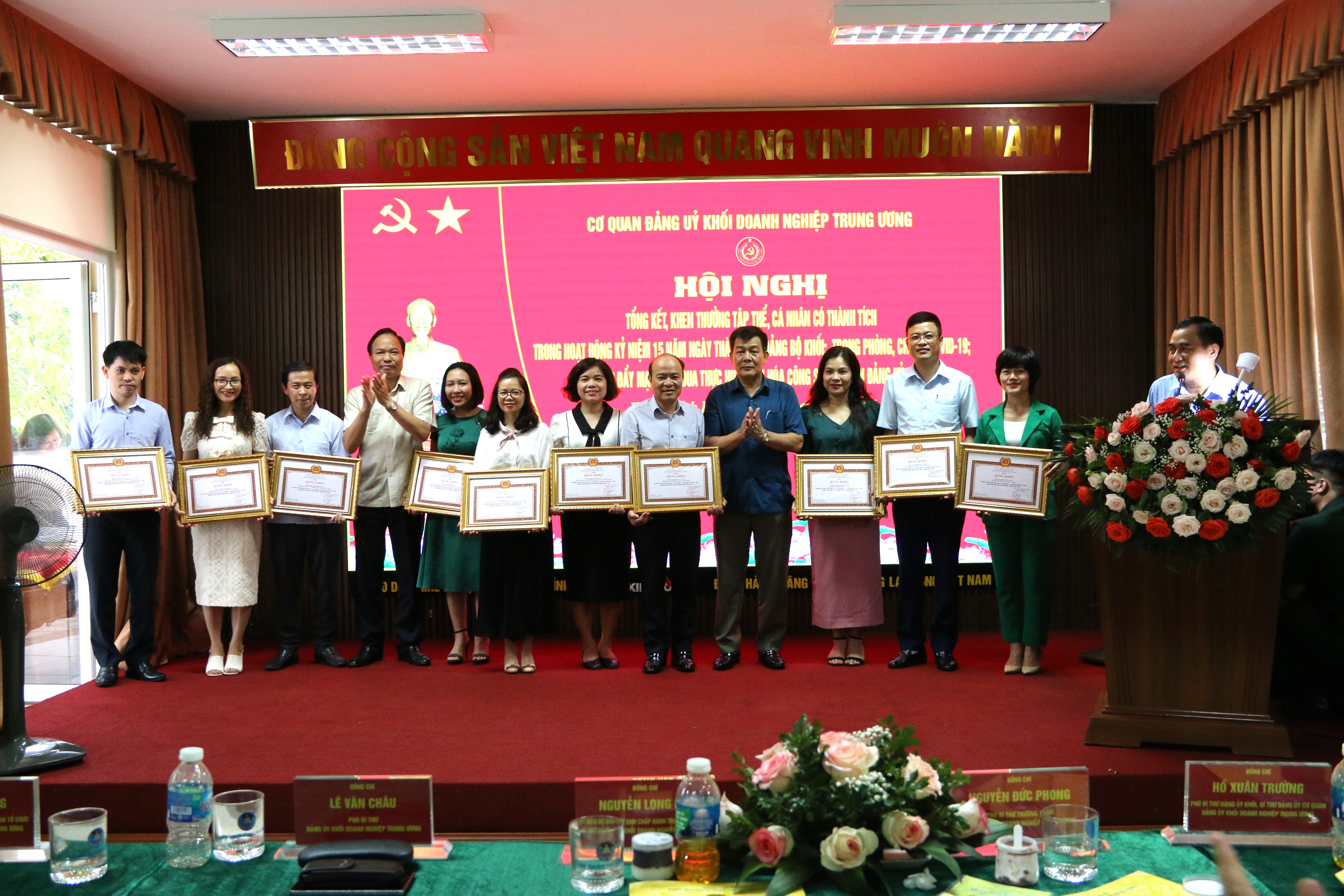 các cá nhân nhận Bằng khen của Ban Thường vụ Đảng ủy Khối có thành tích tiêu biểu trong việc tham mưu tổ chức các hoạt động kỷ niệm 15 năm Ngày thành lập Đảng bộ Khối.