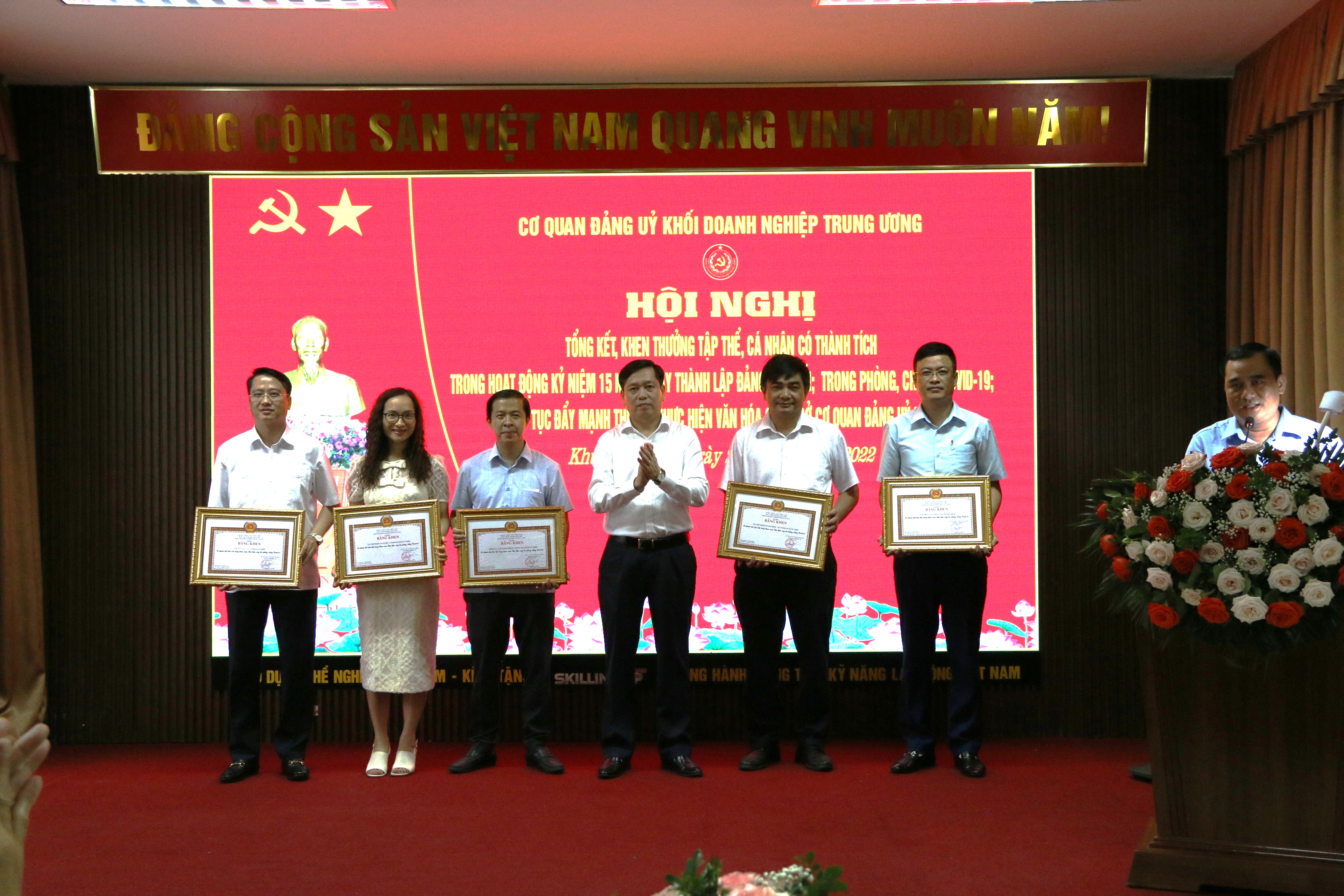 05 tập thể nhận Bằng khen của Ban Thường vụ Đảng ủy Khối có thành tích tiêu biểu tham mưu triển khai, thực hiện Phong trào thi đua đặc biệt 