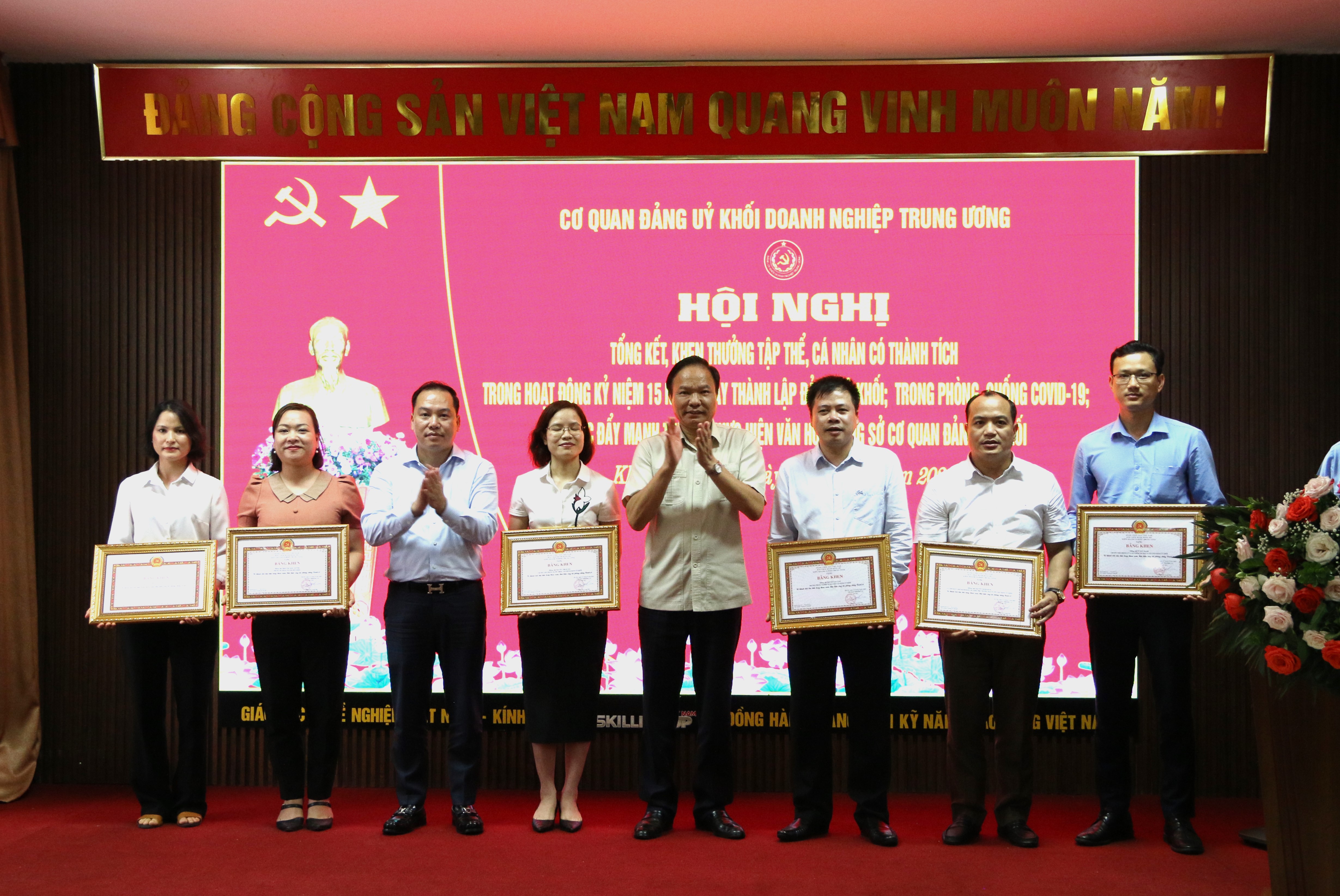 Các cá nhân được nhận Bằng khen của Ban Thường vụ Đảng ủy Khối có thành tích tiêu biểu tham mưu triển khai, thực hiện Phong trào thi đua đặc biệt 